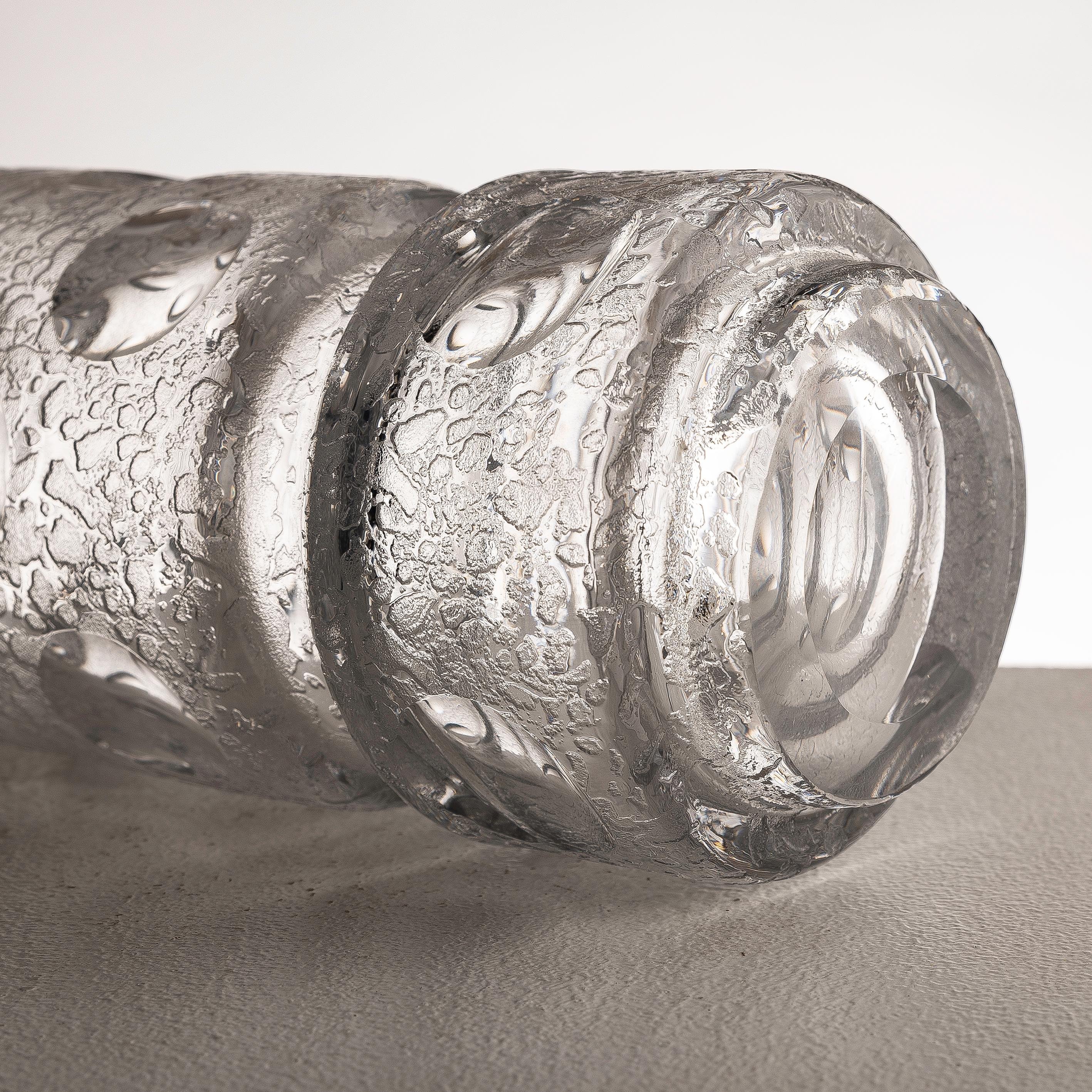 Investir dans ce vase en verre corrosif texturé et en verre hyalin taillé datant du milieu du XXe siècle offre une occasion captivante d'acquérir une pièce d'artisanat exquise et d'ingéniosité artistique. La combinaison des techniques de corroso et
