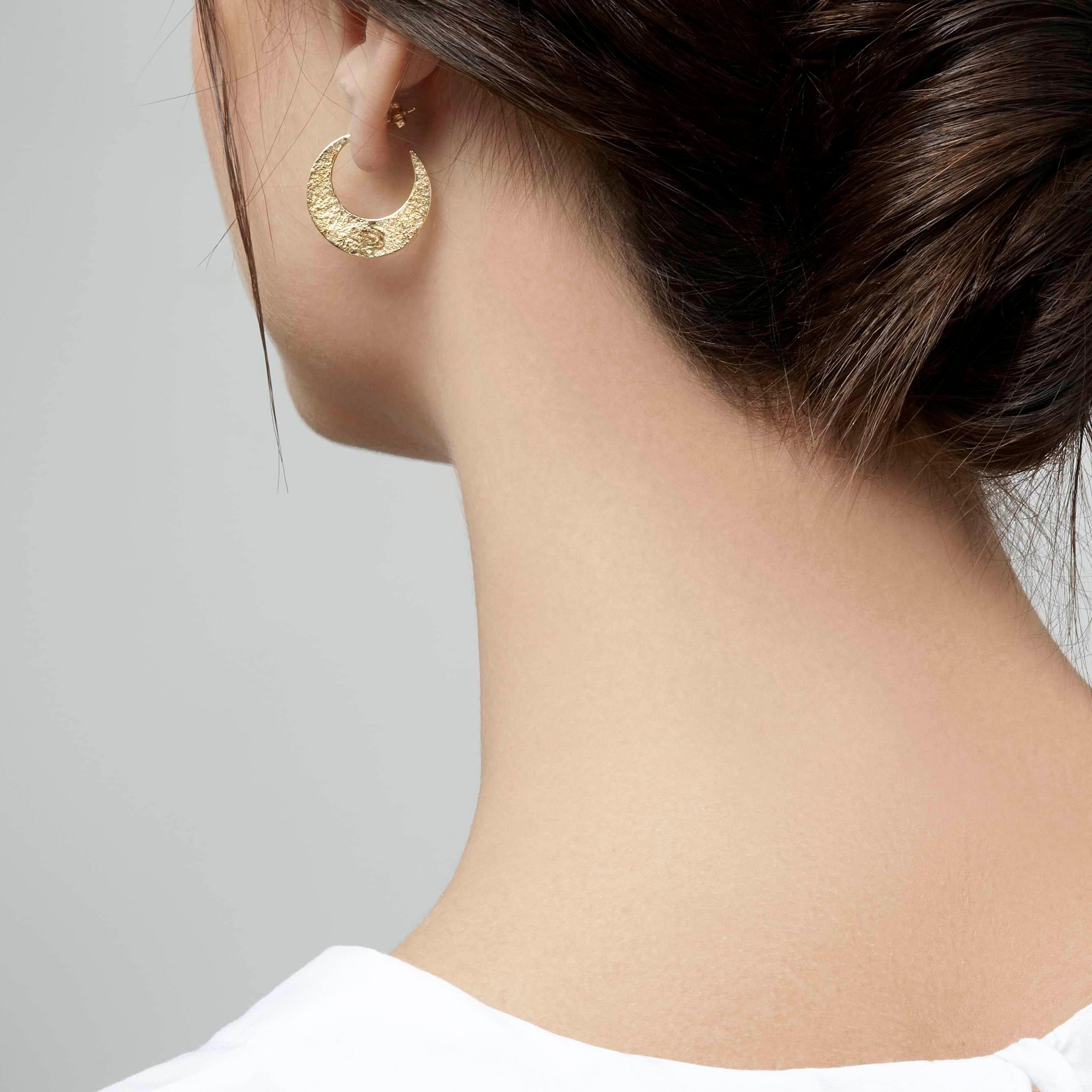 Texturierte Halbmond-Ohrringe aus Gold von Allison Bryan im Angebot 1