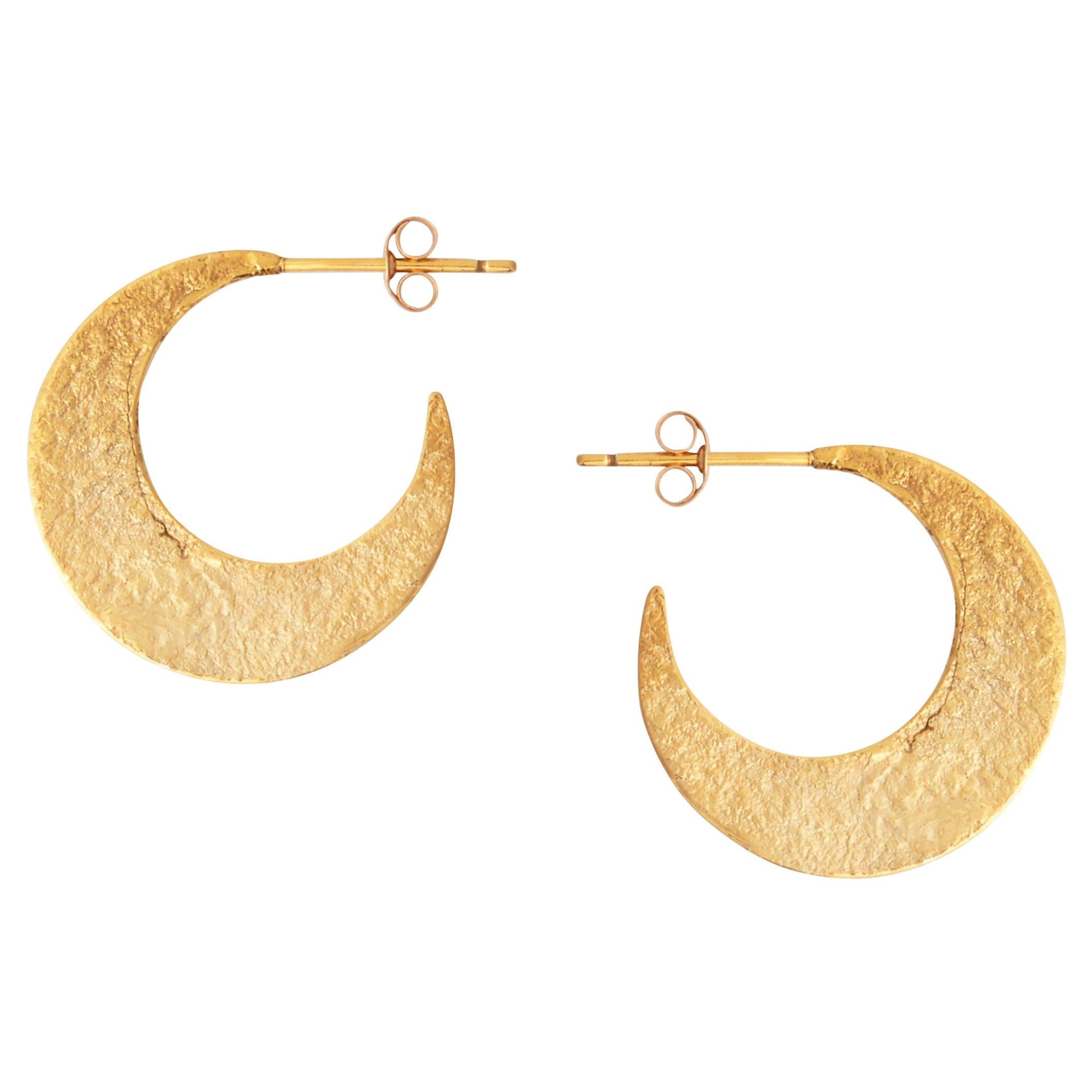 Pendientes de aro de media luna texturizados en oro de Allison Bryan