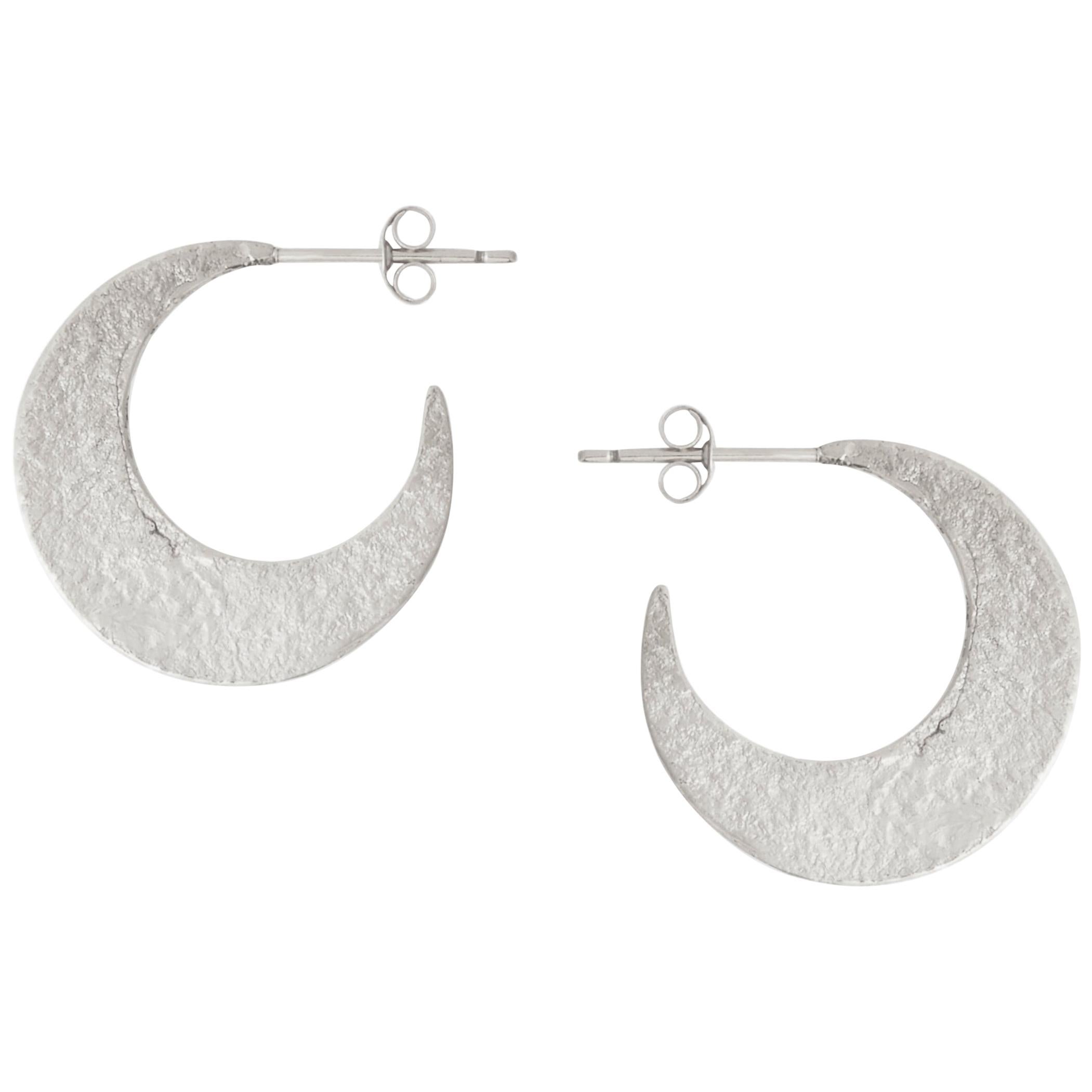 Pendientes de aro de media luna texturizados en plata de Allison Bryan en venta