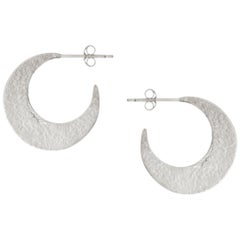 Pendientes de aro de media luna texturizados en plata de Allison Bryan