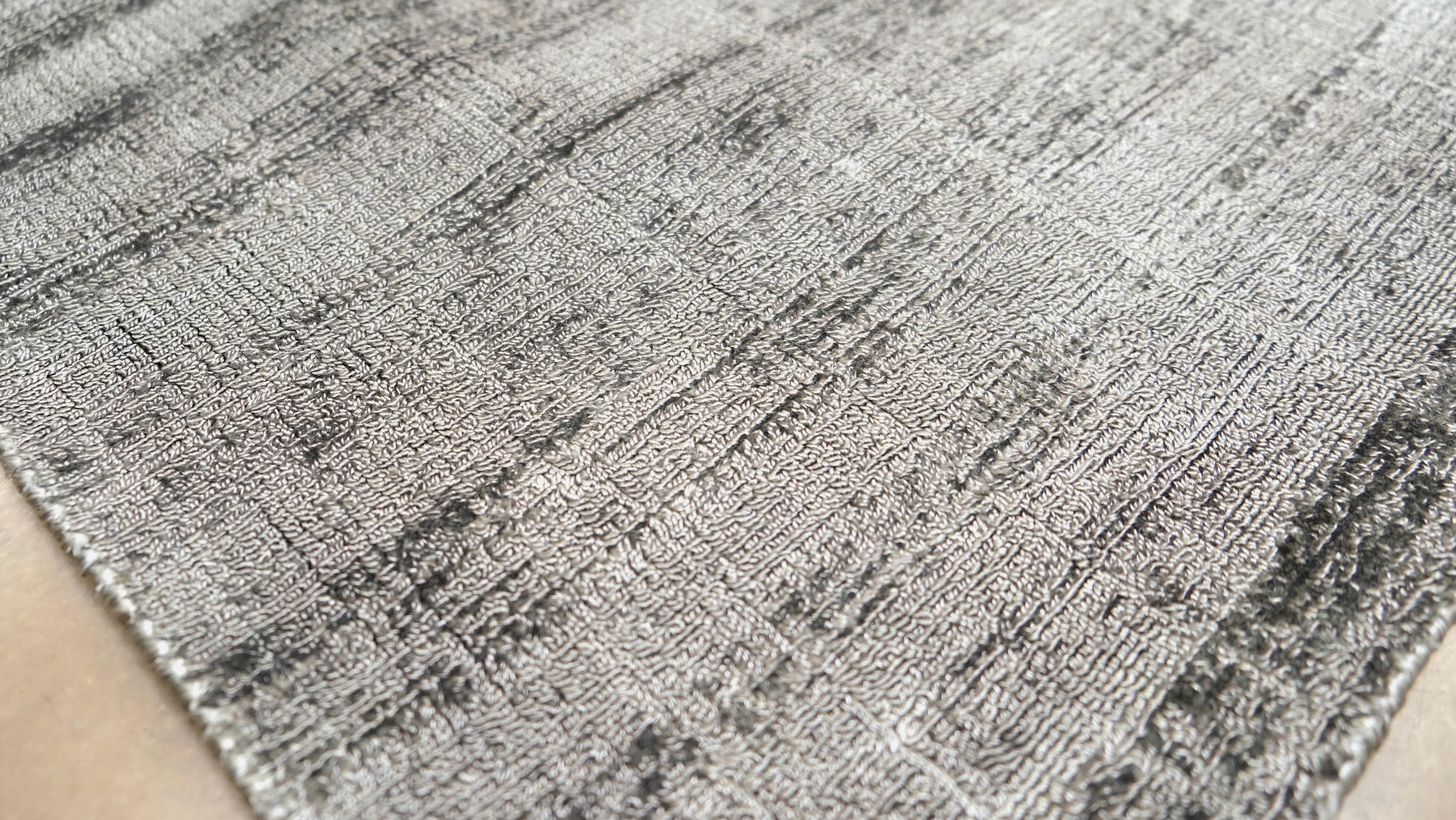 Élevez votre décoration intérieure avec cet élégant tapis fabriqué à la main à partir de fibres de soie de bananier, présentant un design abstrait contemporain dans des tons polyvalents. Ce tapis allie une durabilité naturelle à une esthétique