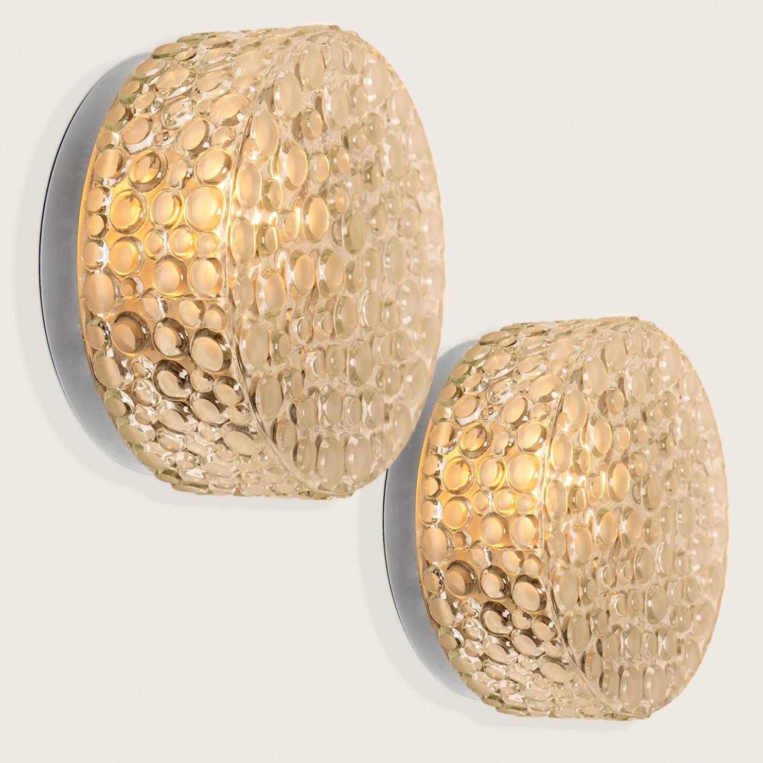Luminaria de alta calidad hecha a mano por Hillebrand, Alemania, fabricada a mediados de siglo, hacia 1960 (a finales de los 60 y principios de los 70).

Esta lámpara de techo o empotrada presenta un cristal punteado con textura think, el cristal