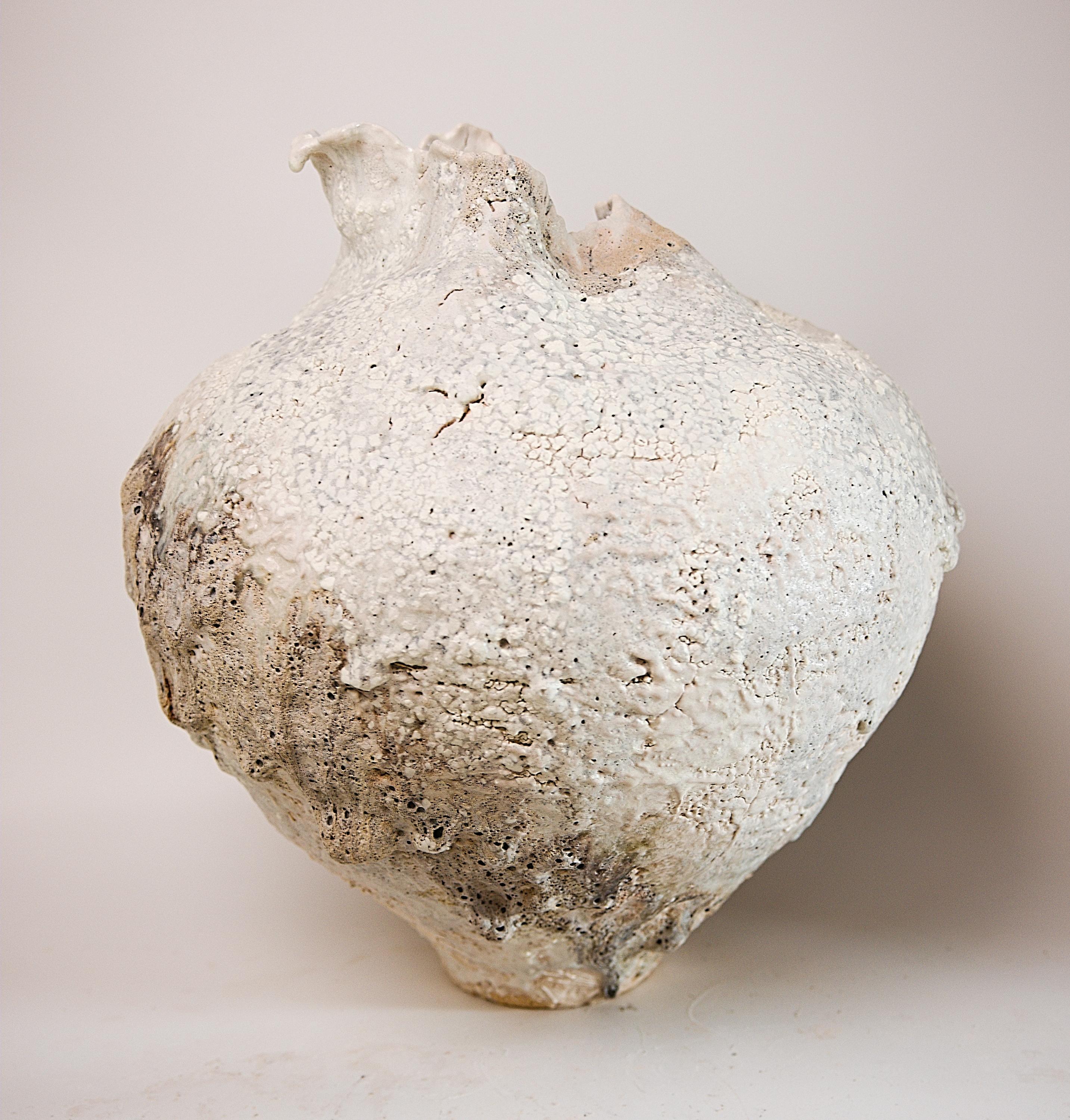 eine Mischung aus Tradition und organischer Moderne
großes Gefäß ist ein einzigartiges Statement-Stück 
 einzigartige handgeformte Vase mit skulptierten Rändern 
 
 voller weißer und cremefarbener Texturen 
 
Zerrissene Kanten, cremefarbene und