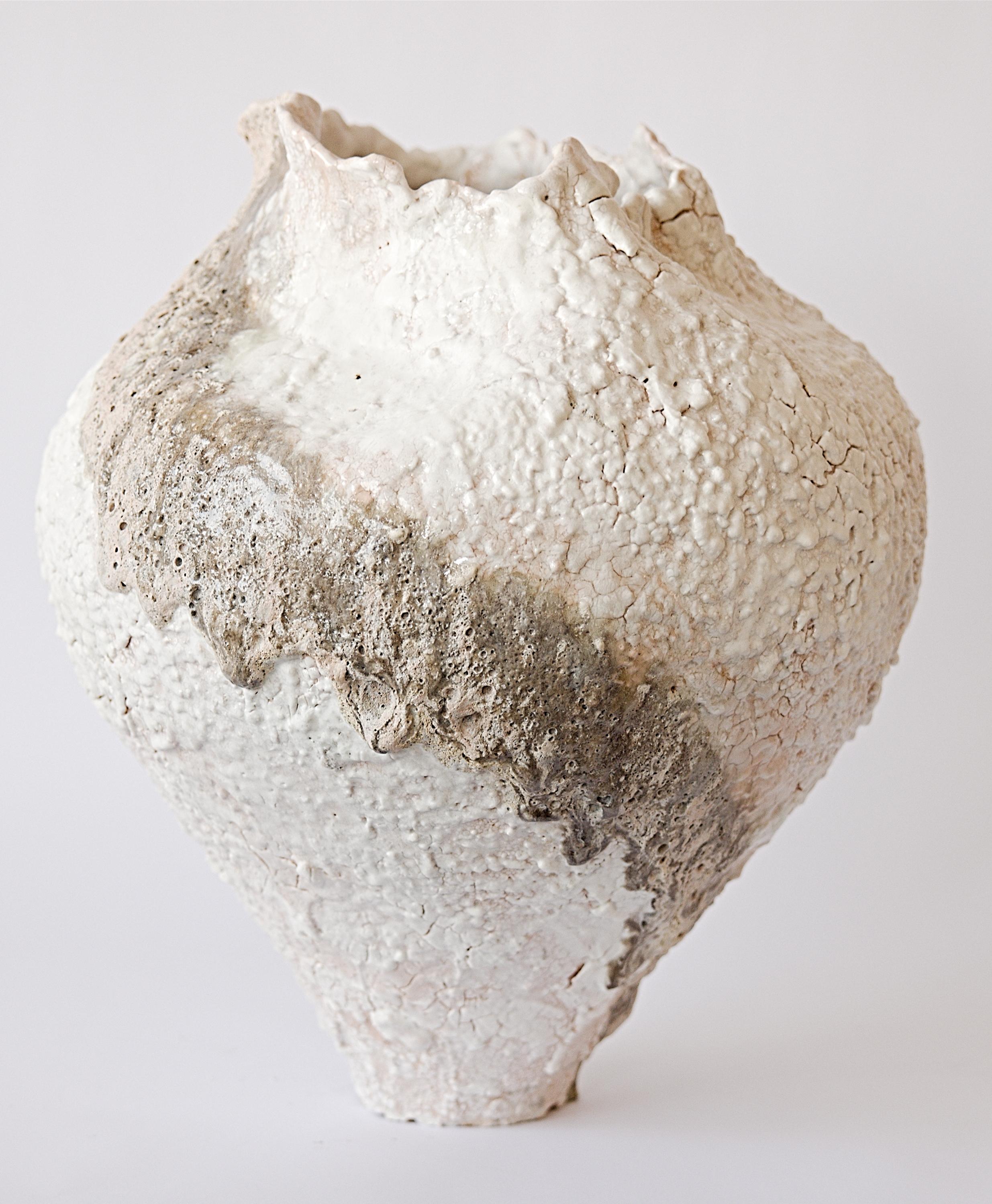 un mix di tradizione e modernità organica
Il vaso di grandi dimensioni è un vero e proprio centrotavola Statement unico nel suo genere. 
 vaso unico modellato a mano con bordi scolpiti 
 
 ricco di livelli di texture bianche e color crema 
 
Bordi