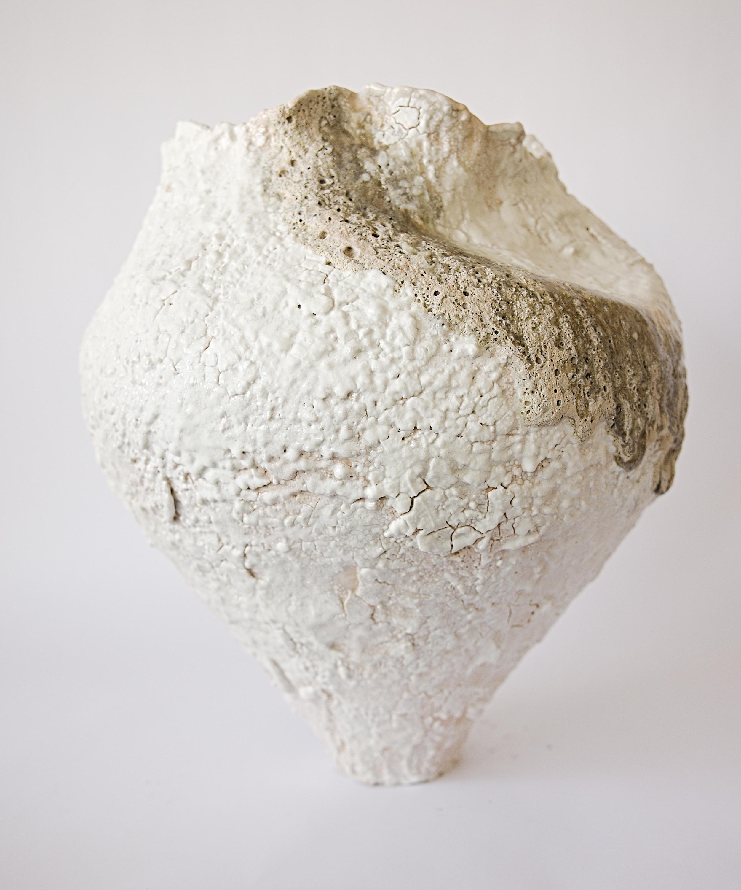 Organico moderno Vaso a forma libera Hand Made della serie Textured Drift in vendita