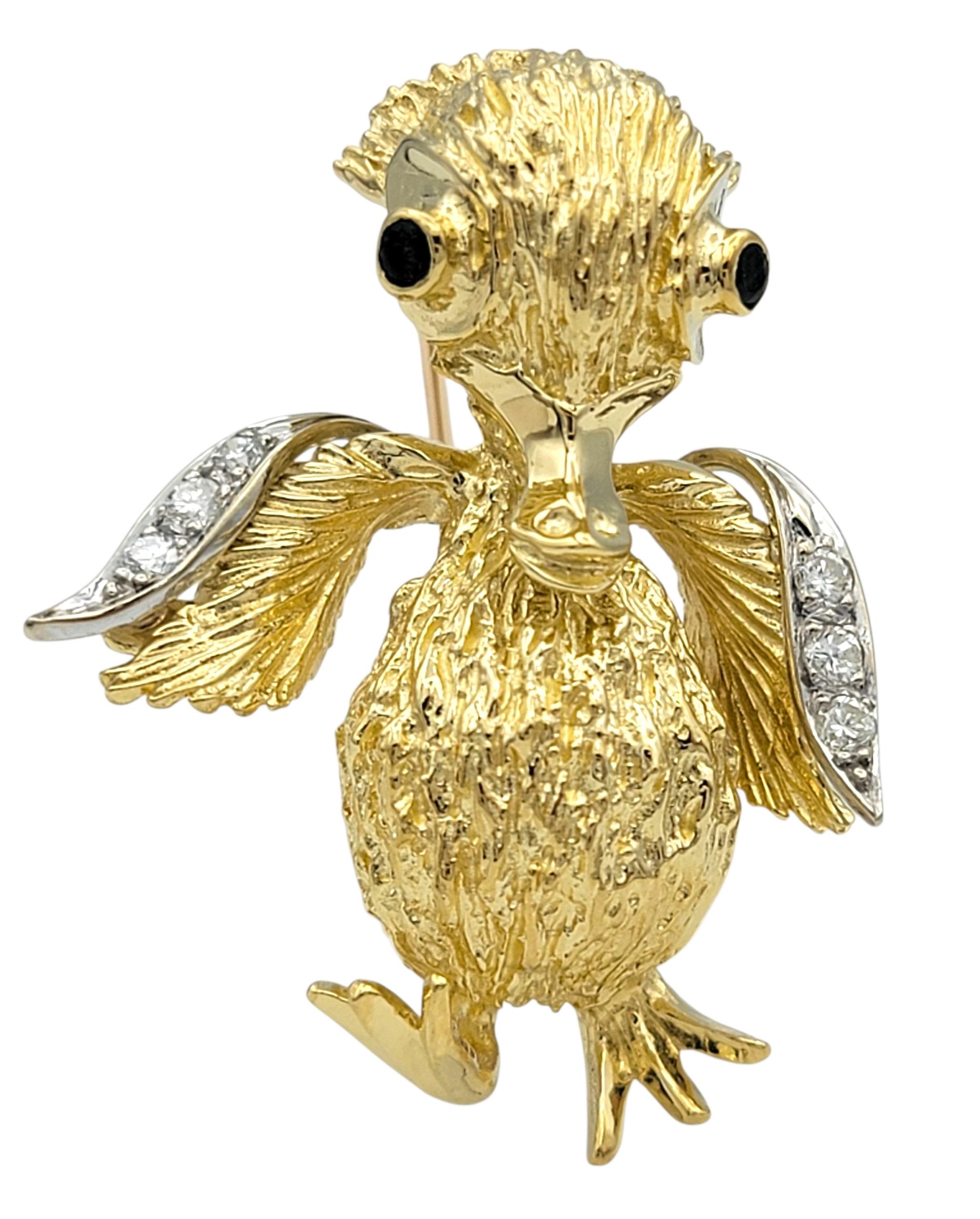 Cette broche canard fantaisiste est réalisée en or jaune et blanc 18 carats, débordant de charme ludique et d'élégance vintage. Les ailes et le corps du canard sont rehaussés de diamants ronds de taille brillant étincelants, tandis que ses yeux