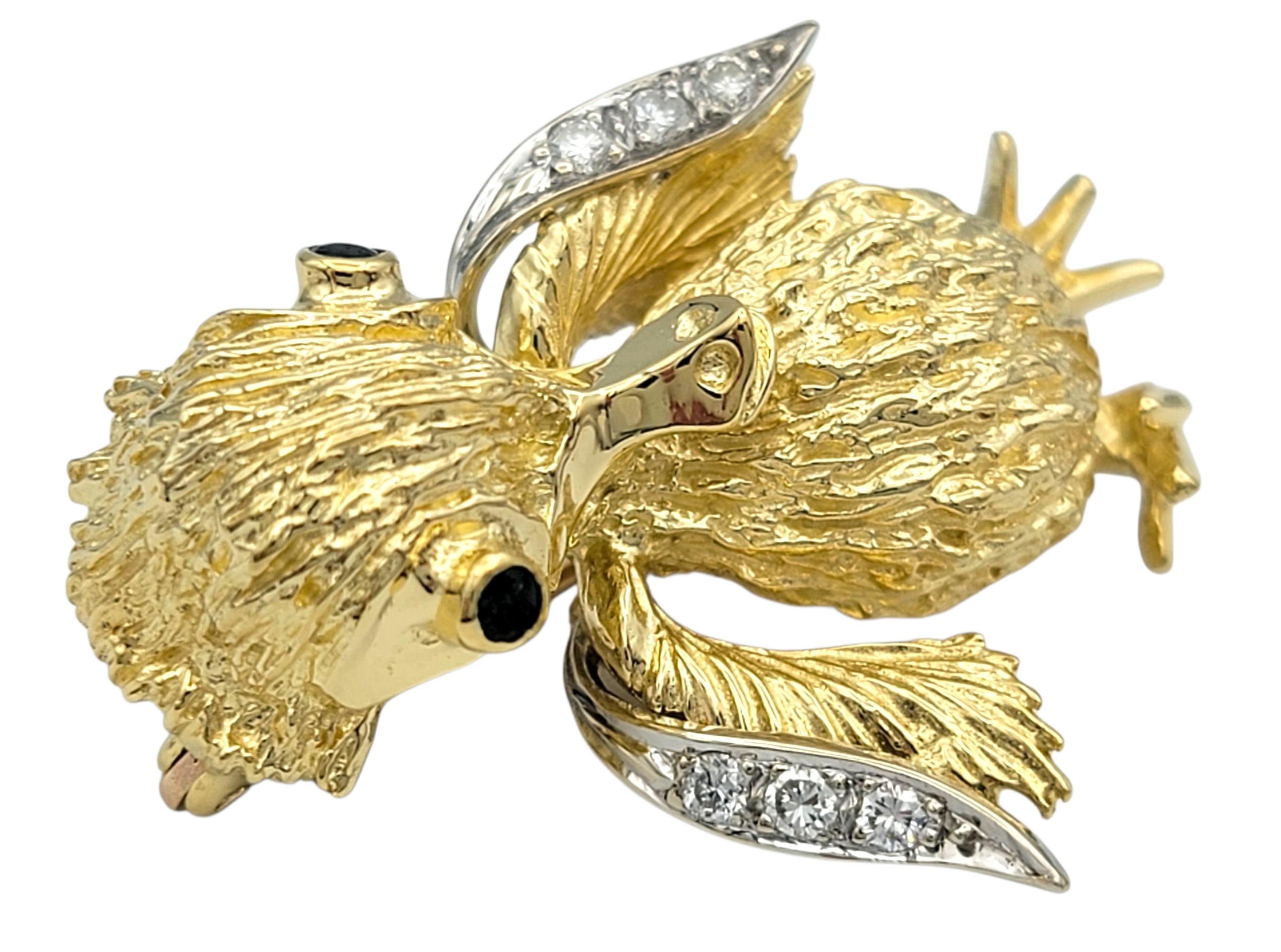 Taille ronde Broche canard texturé avec diamants et saphir vert Greene & Greene 18 Karat Yellow Gold en vente