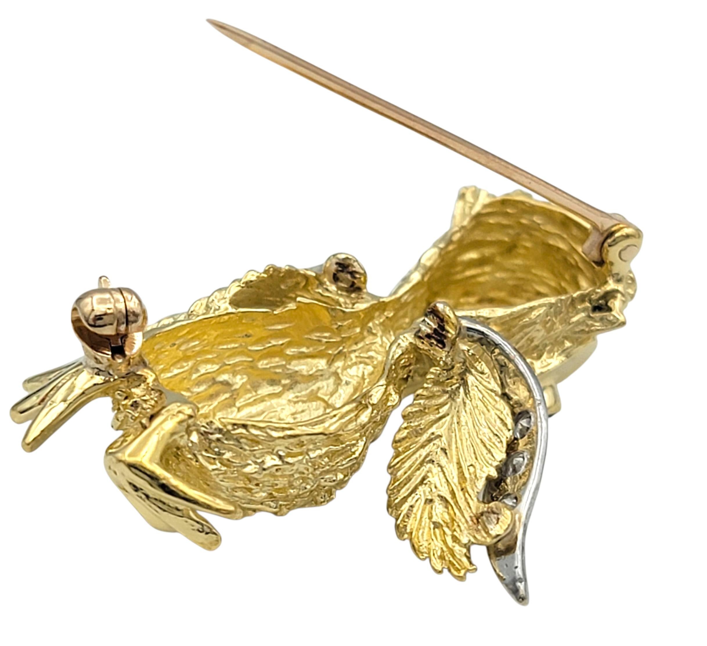 Broche canard texturé avec diamants et saphir vert Greene & Greene 18 Karat Yellow Gold Unisexe en vente