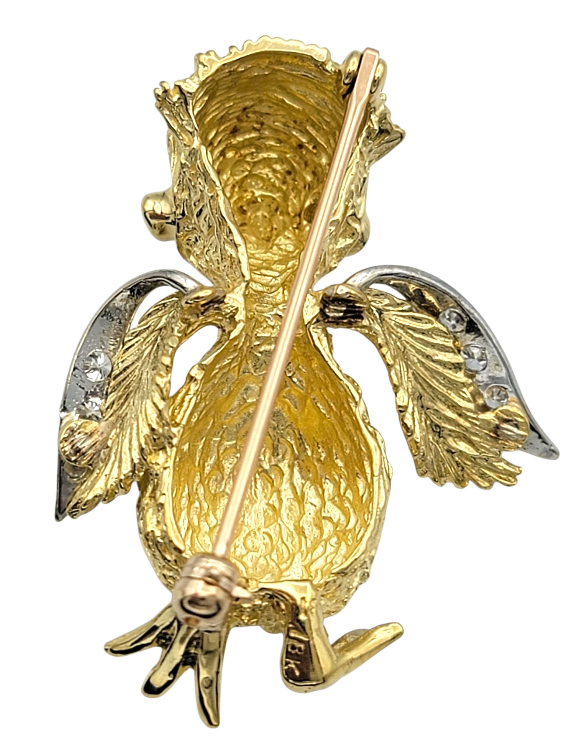 Broche canard texturé avec diamants et saphir vert Greene & Greene 18 Karat Yellow Gold en vente 1