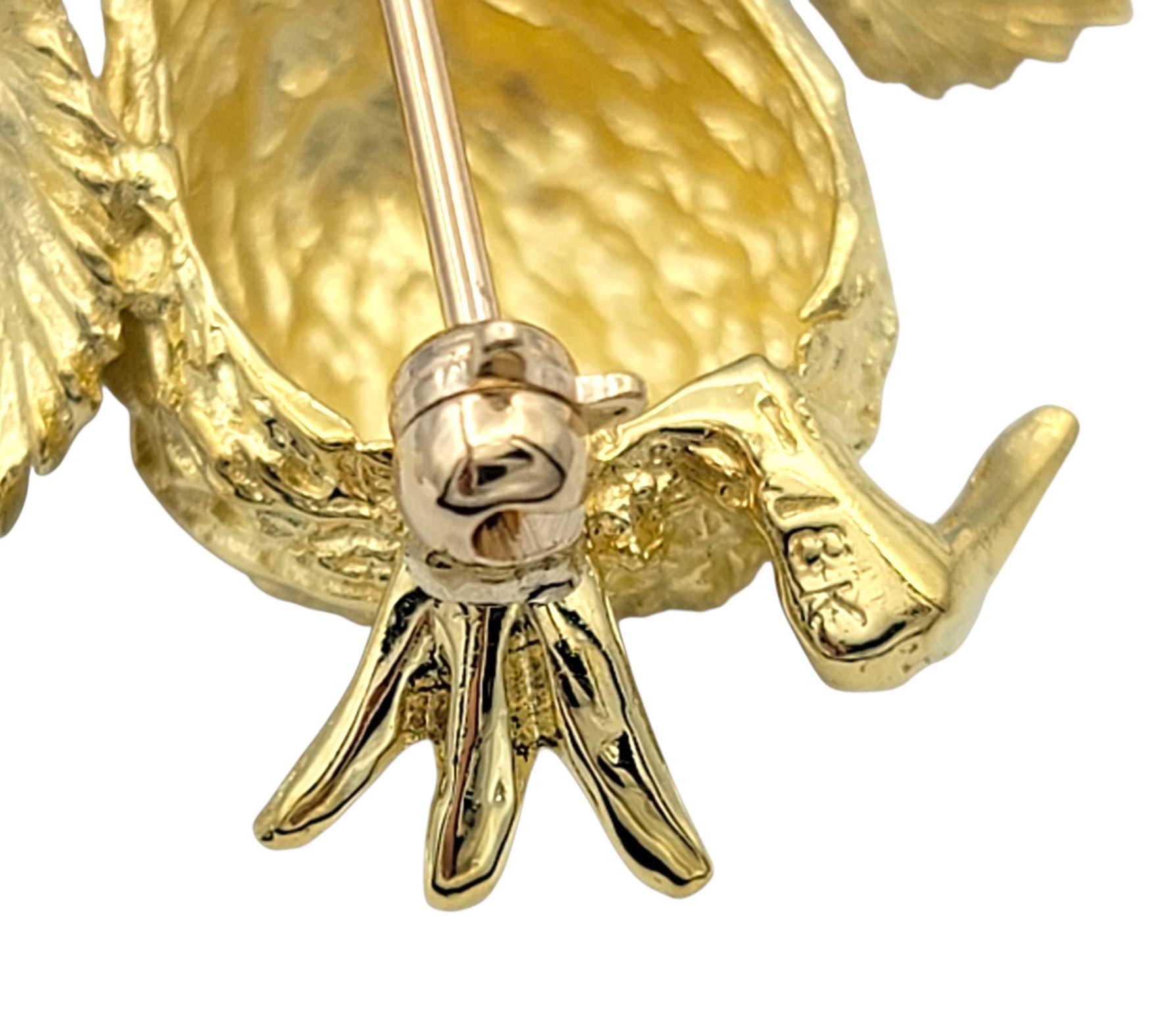 Broche canard texturé avec diamants et saphir vert Greene & Greene 18 Karat Yellow Gold en vente 2