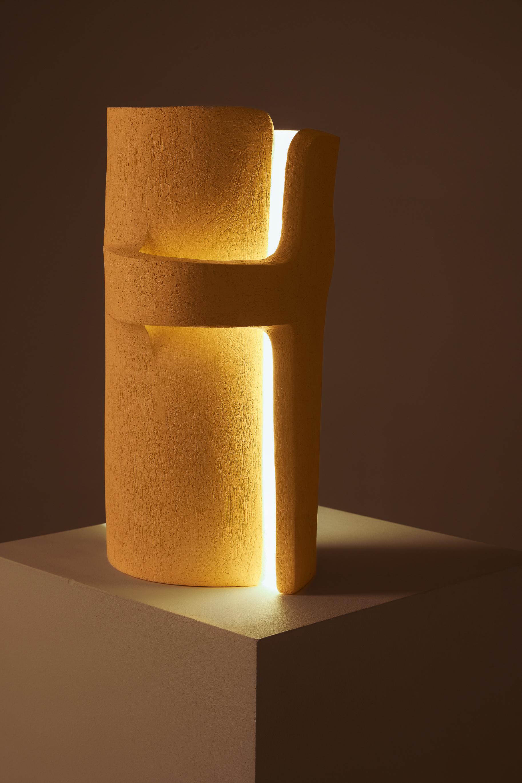  Aus weißem Stein gefertigte Lampe der ukrainischen Designerin und Bildhauerin Kseniya Kravtsova. Die Lampe stellt zwei ineinander verschlungene Figuren dar. Ein einzigartiges zeitgenössisches Stück. Ausgezeichneter Zustand. Ihre Arbeit ist mit der