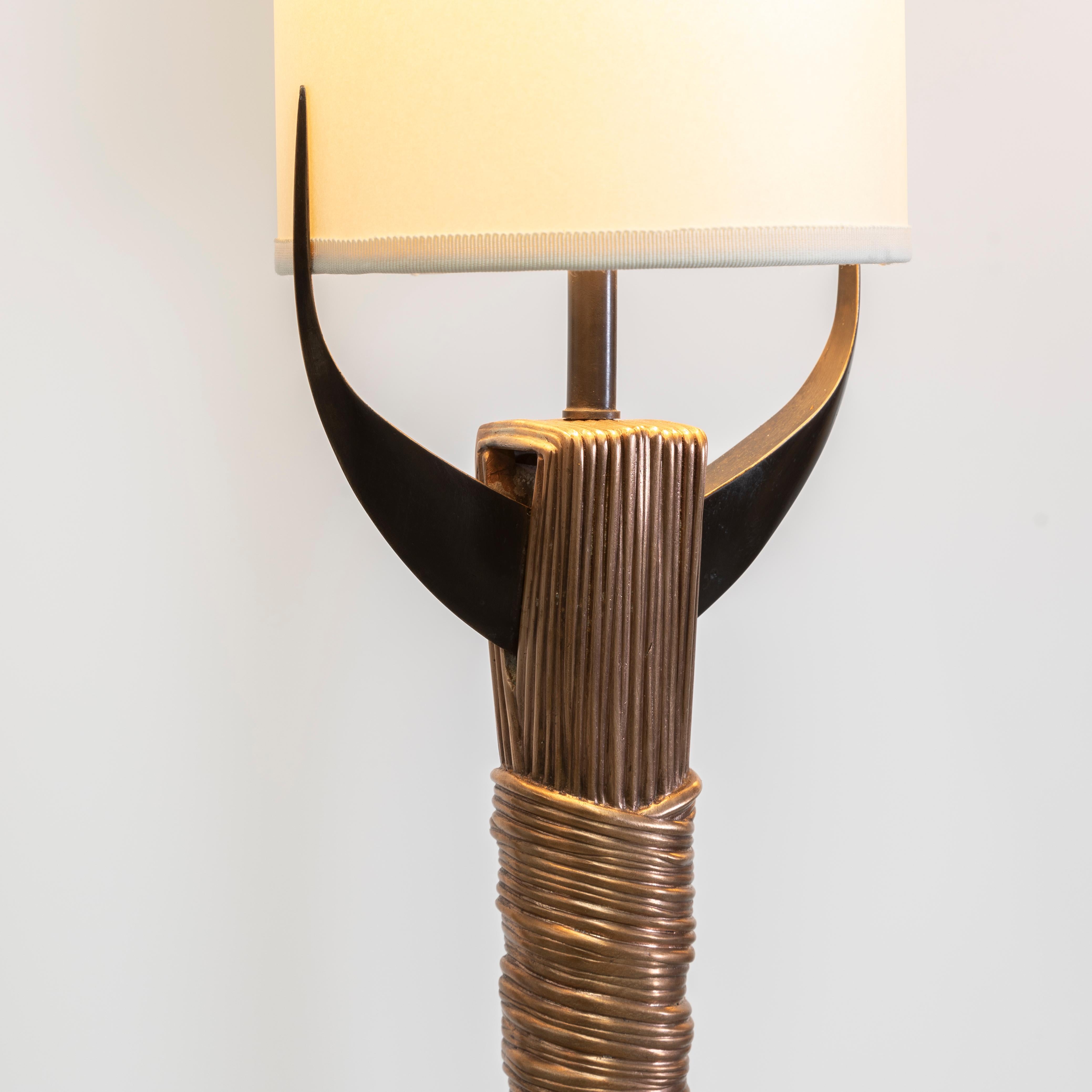 Textured floor lamp in Bronze In New Condition For Sale In New York, NY