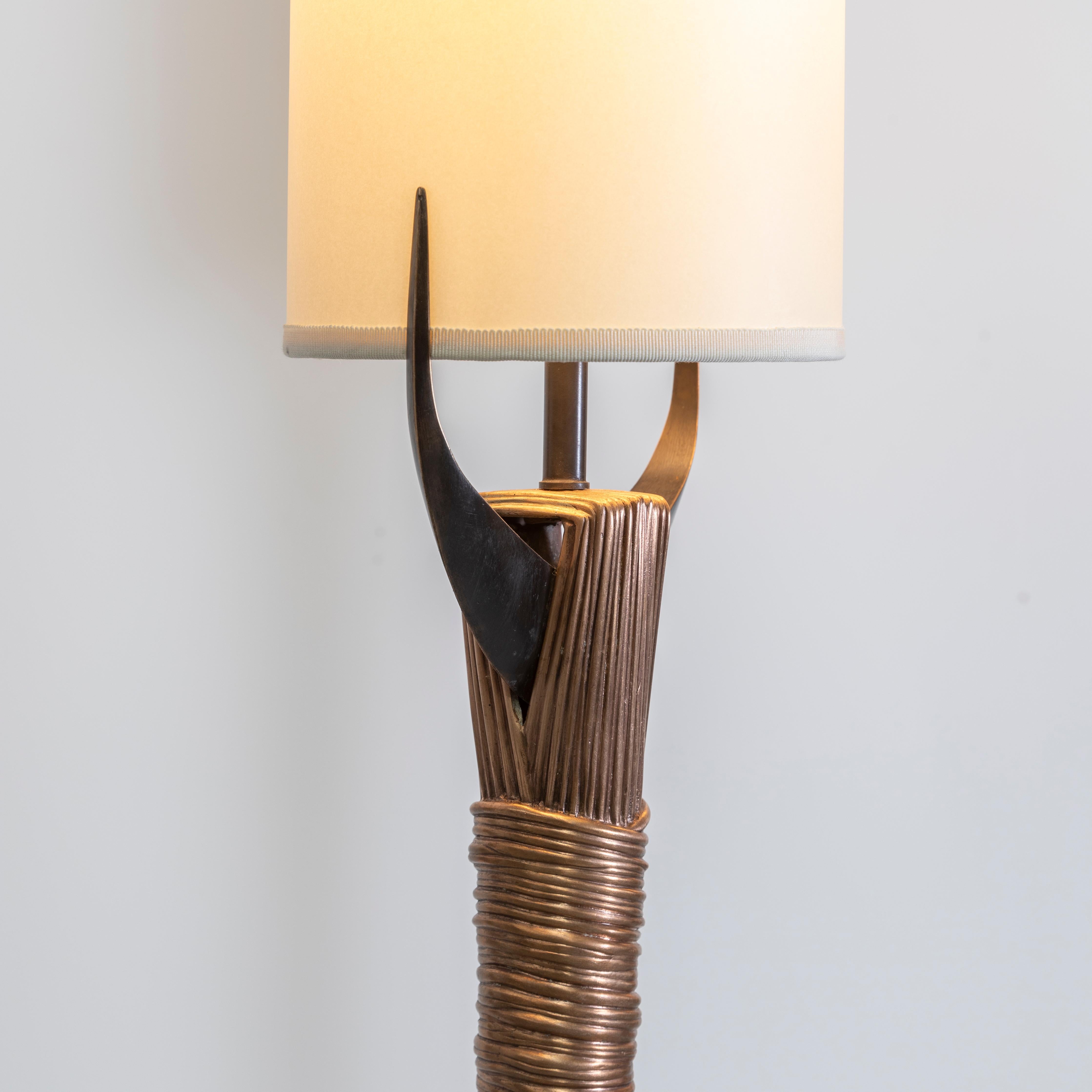 Contemporary Textured floor lamp in Bronze For Sale