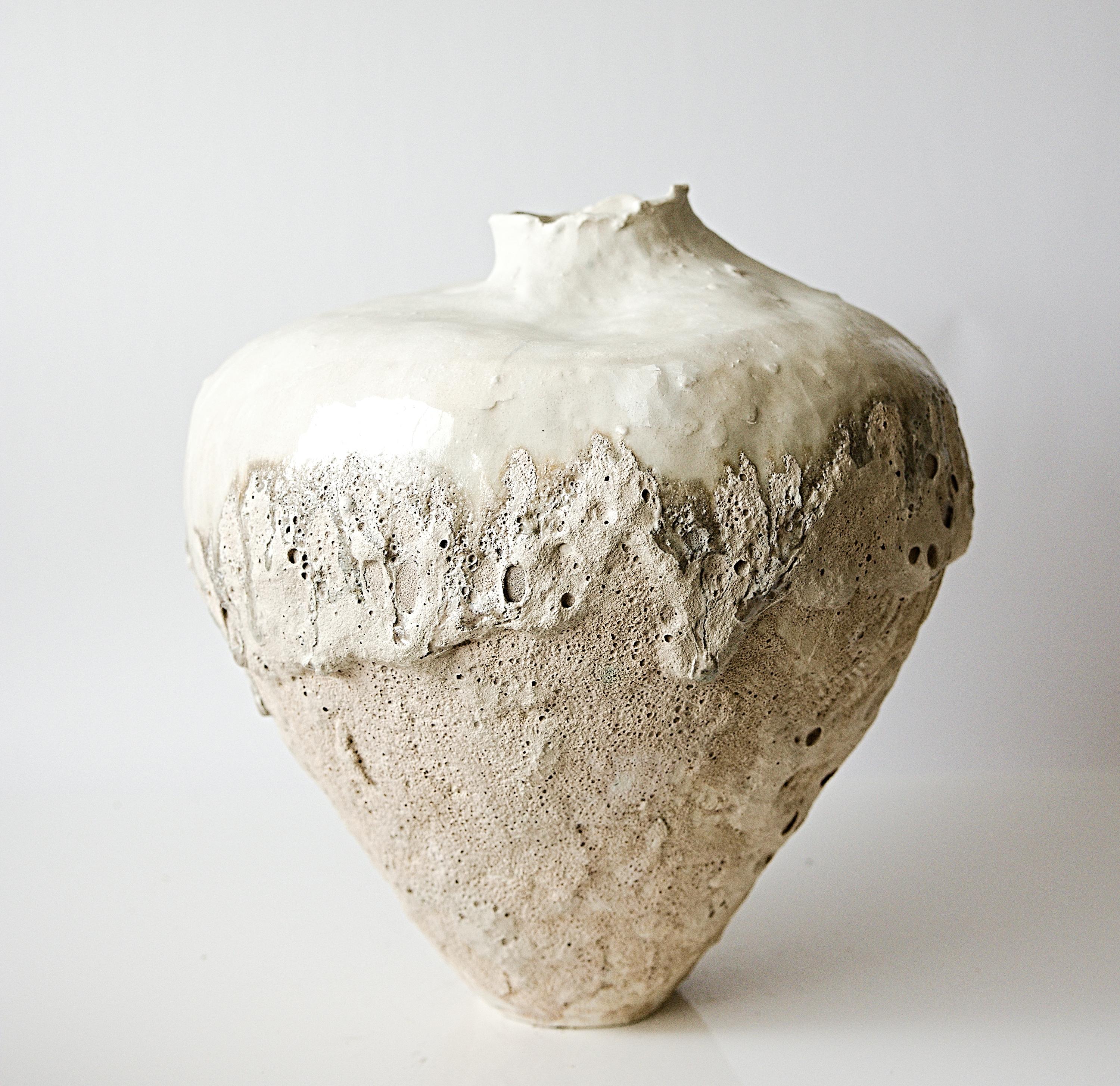 Jarrón hecho a mano de forma libre de la serie Textured Flow Siglo XXI y contemporáneo en venta