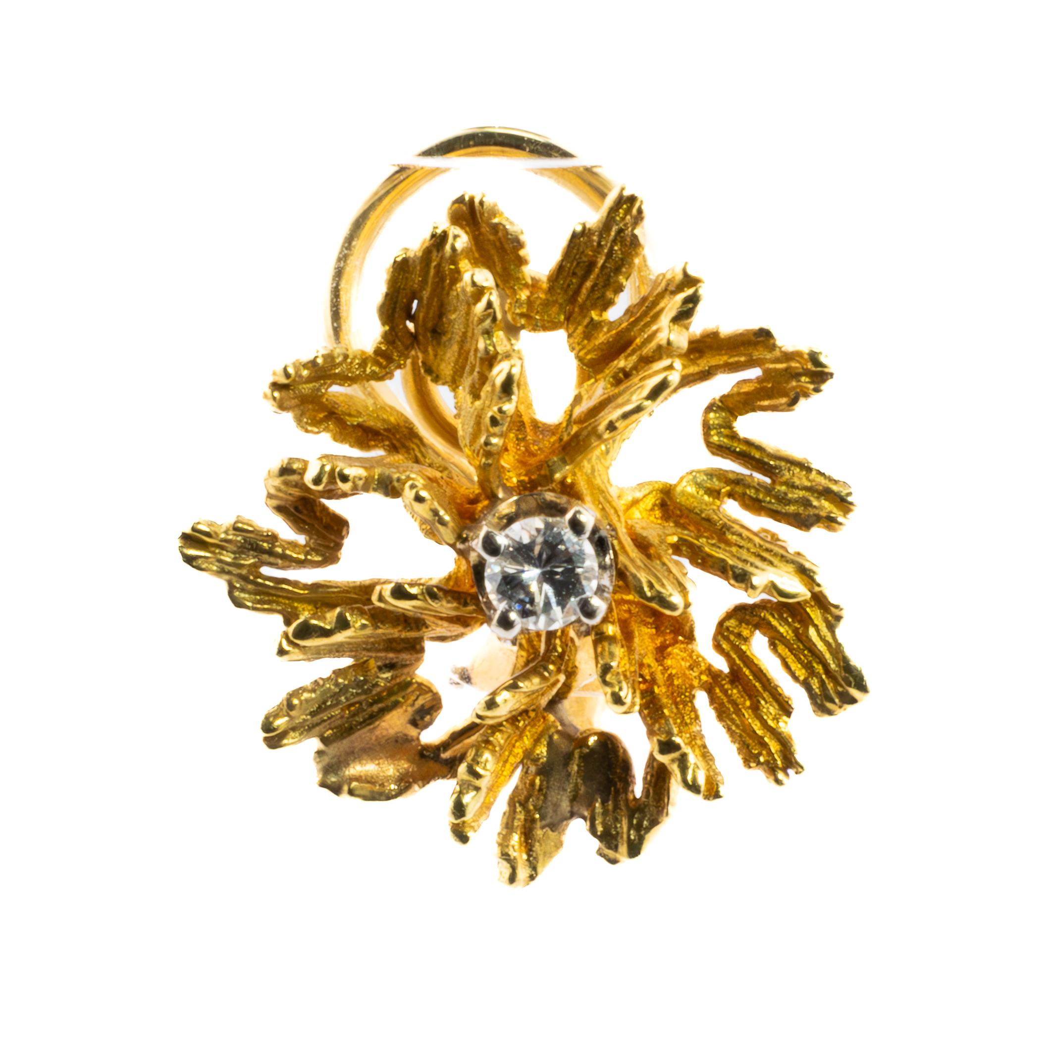 Texturierte Blumen-Diamant-Ohrstecker

Beschreibung:
Diese Ohrringe aus der Mitte des Jahrhunderts zeichnen sich durch ein kühnes, organisches Design aus reich strukturiertem 14-karätigem Gelbgold aus, das an abstrakte Blumen- oder Korallenformen