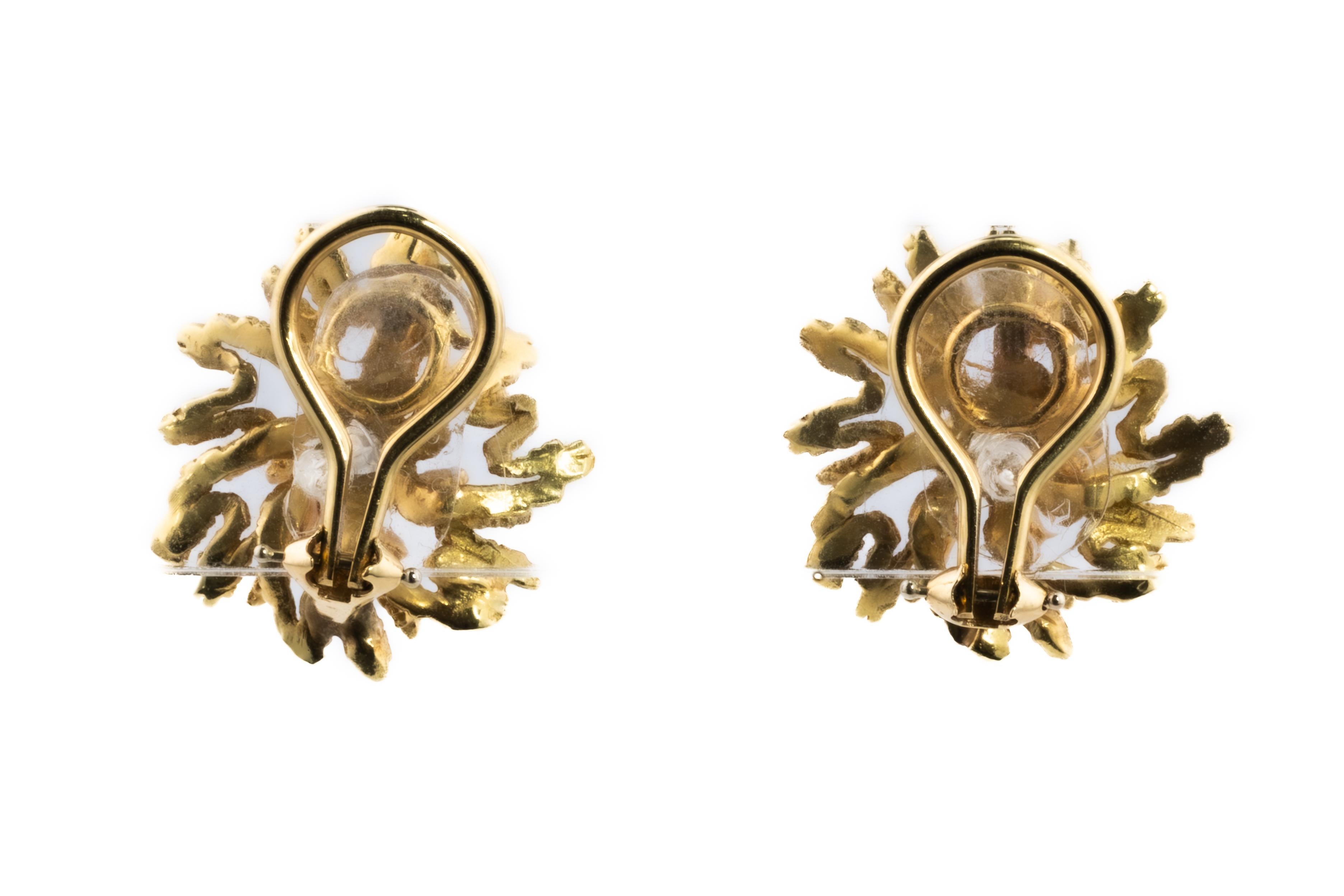 Texturierte Blumen-Diamant-Ohrstecker (Retro) im Angebot