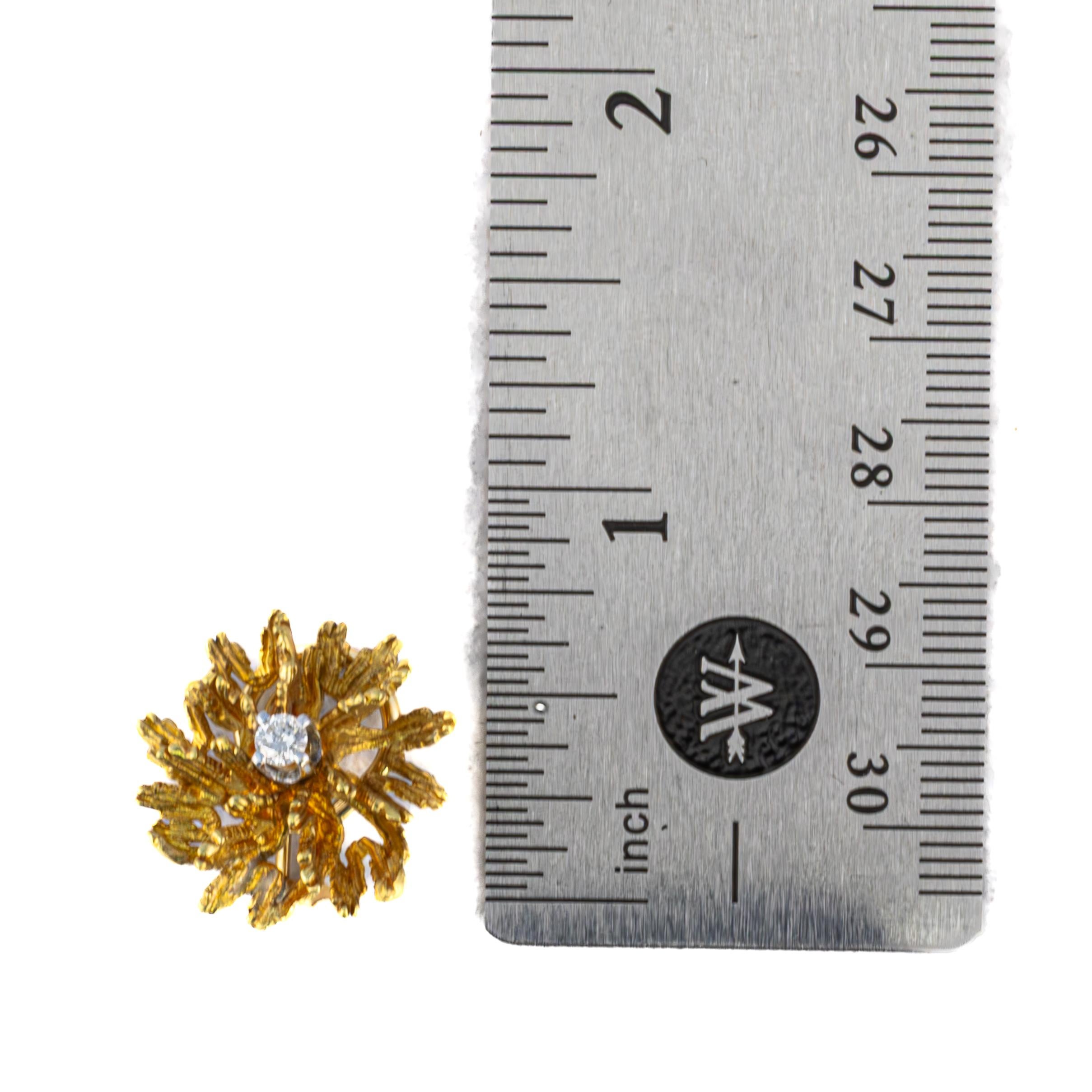 Texturierte Blumen-Diamant-Ohrstecker (Brillantschliff) im Angebot