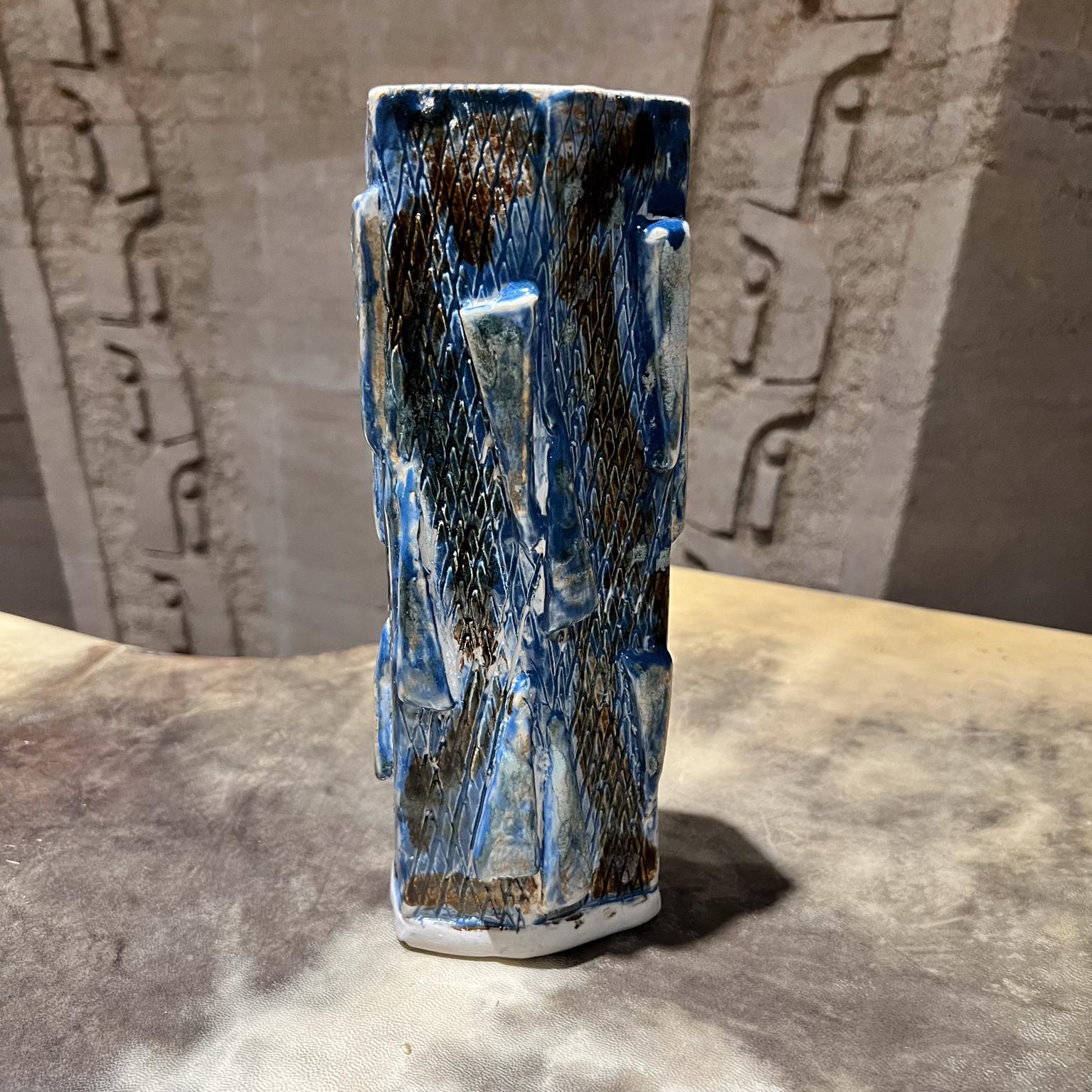 Vaso geometrico blu strutturato in ceramica d'arte
firmato
10 h x 3,5 x 3
Originale d'epoca
Fai riferimento alle immagini elencate