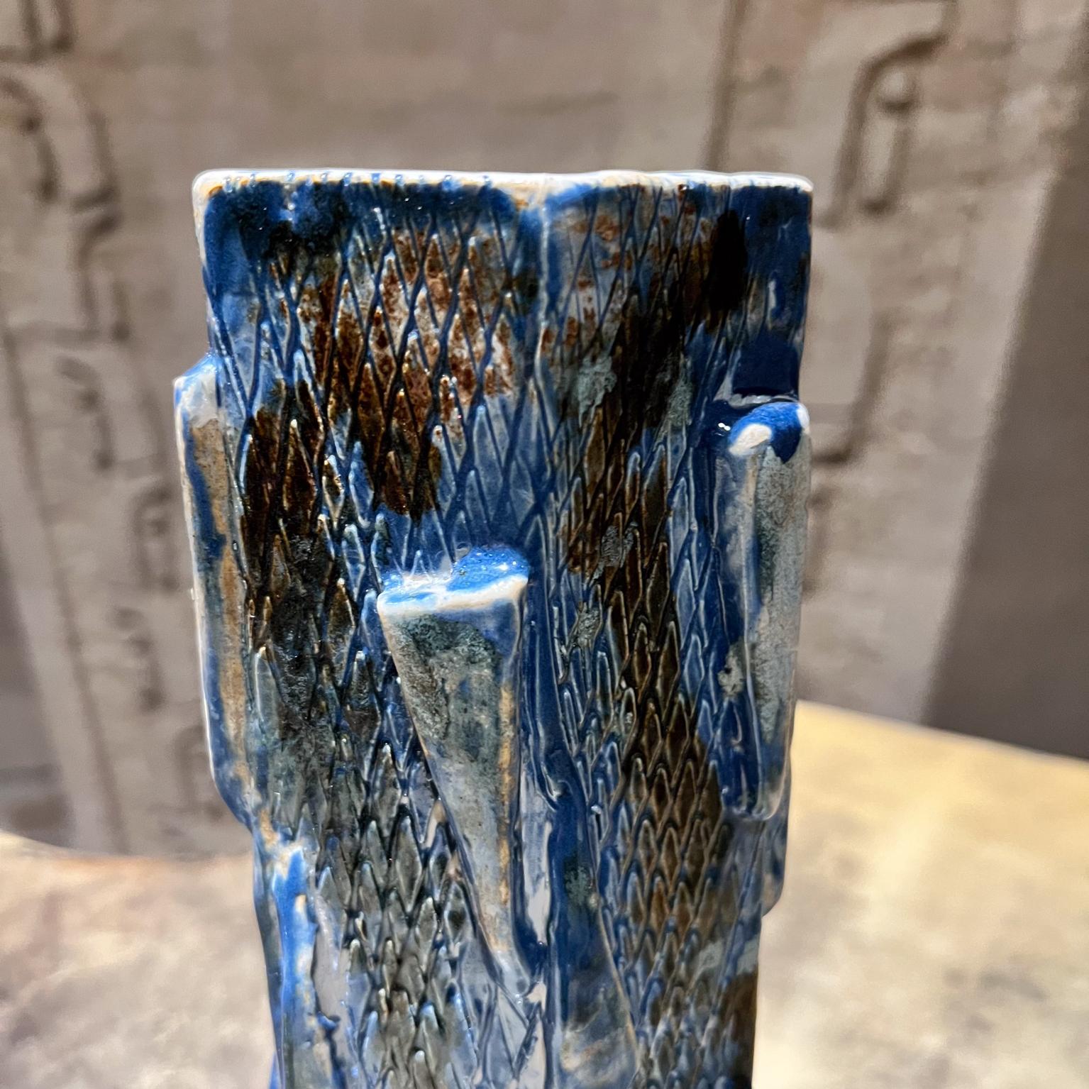Mid-Century moderno Vaso blu geometrico testurizzato Studio moderno Art Pottery in vendita