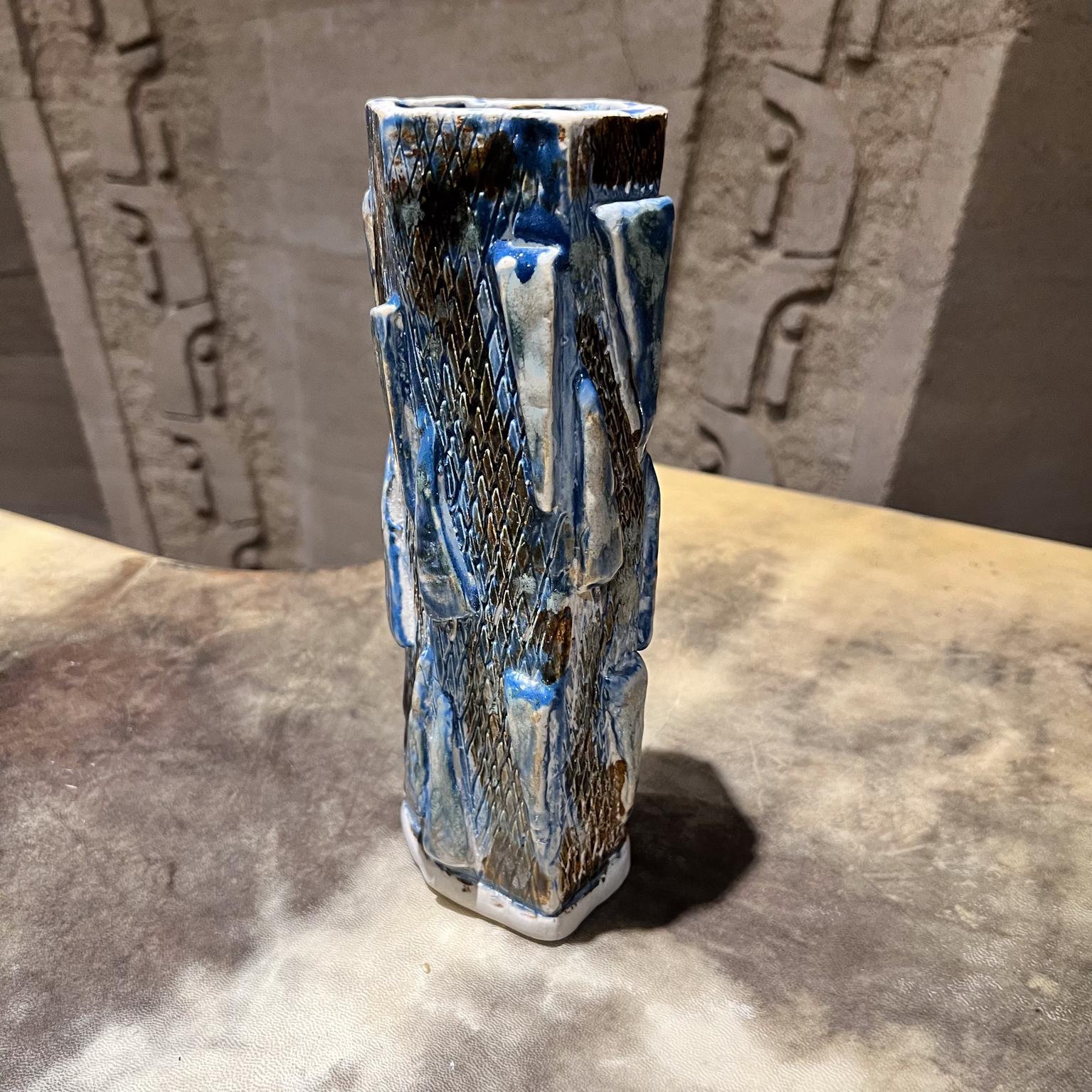 Terracotta Vaso blu geometrico testurizzato Studio moderno Art Pottery in vendita