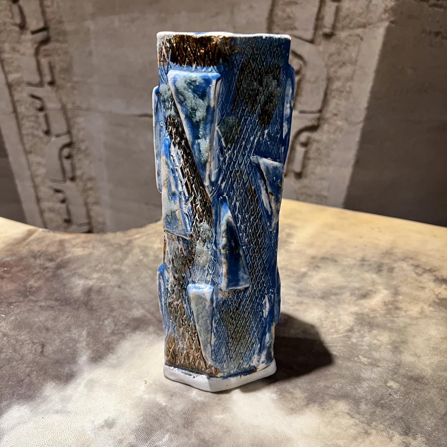 Vaso blu geometrico testurizzato Studio moderno Art Pottery in vendita 1