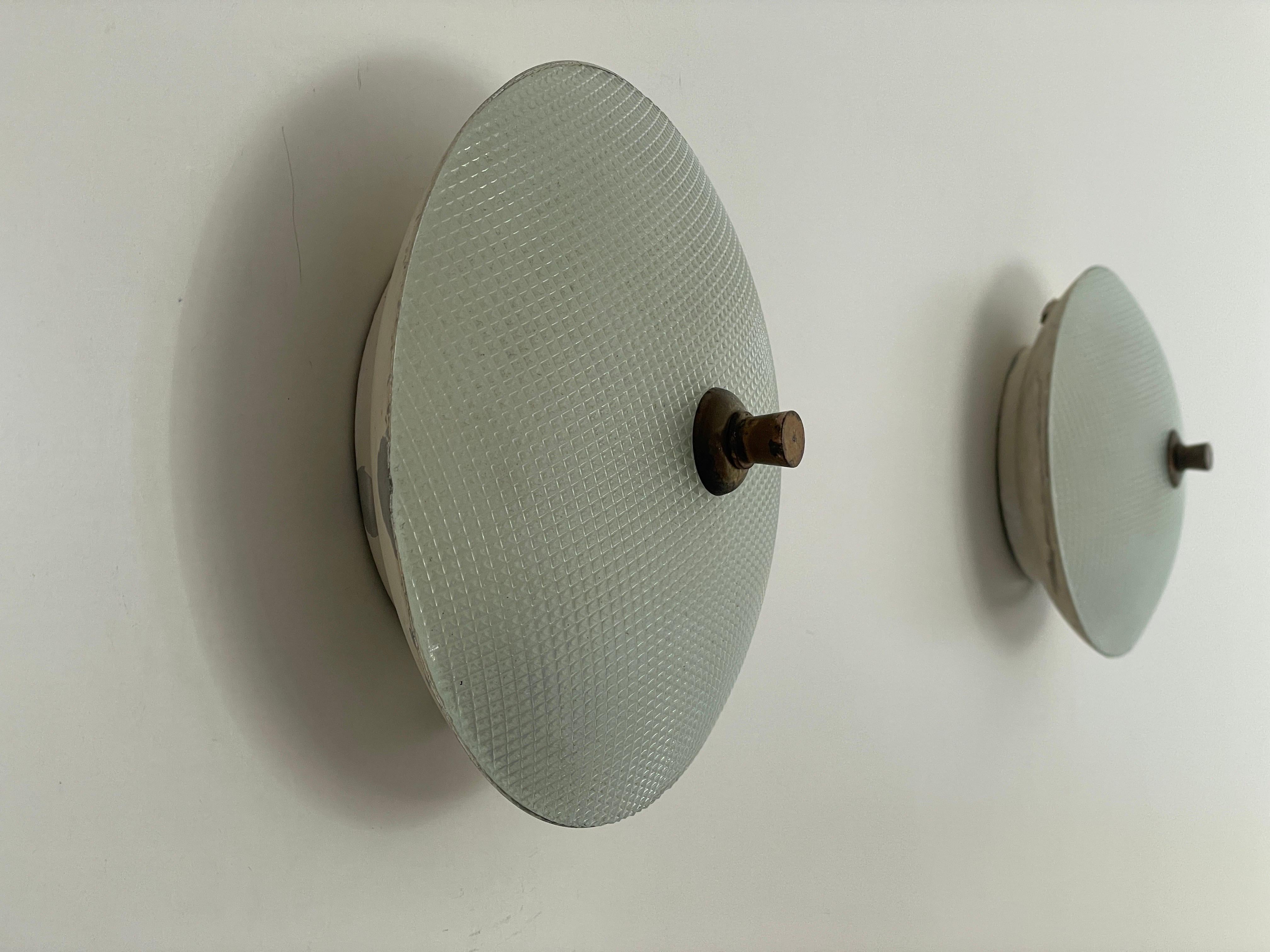 Paar Wandleuchter aus strukturiertem Glas und weißem Metall für Lumi, 1950er Jahre, Italien

Sehr schöne Wandlampen von hoher Qualität.


Diese Lampen funktionieren mit  2x E14 Standard-Glühbirnen. 
Verkabelt und für den Einsatz in allen Ländern