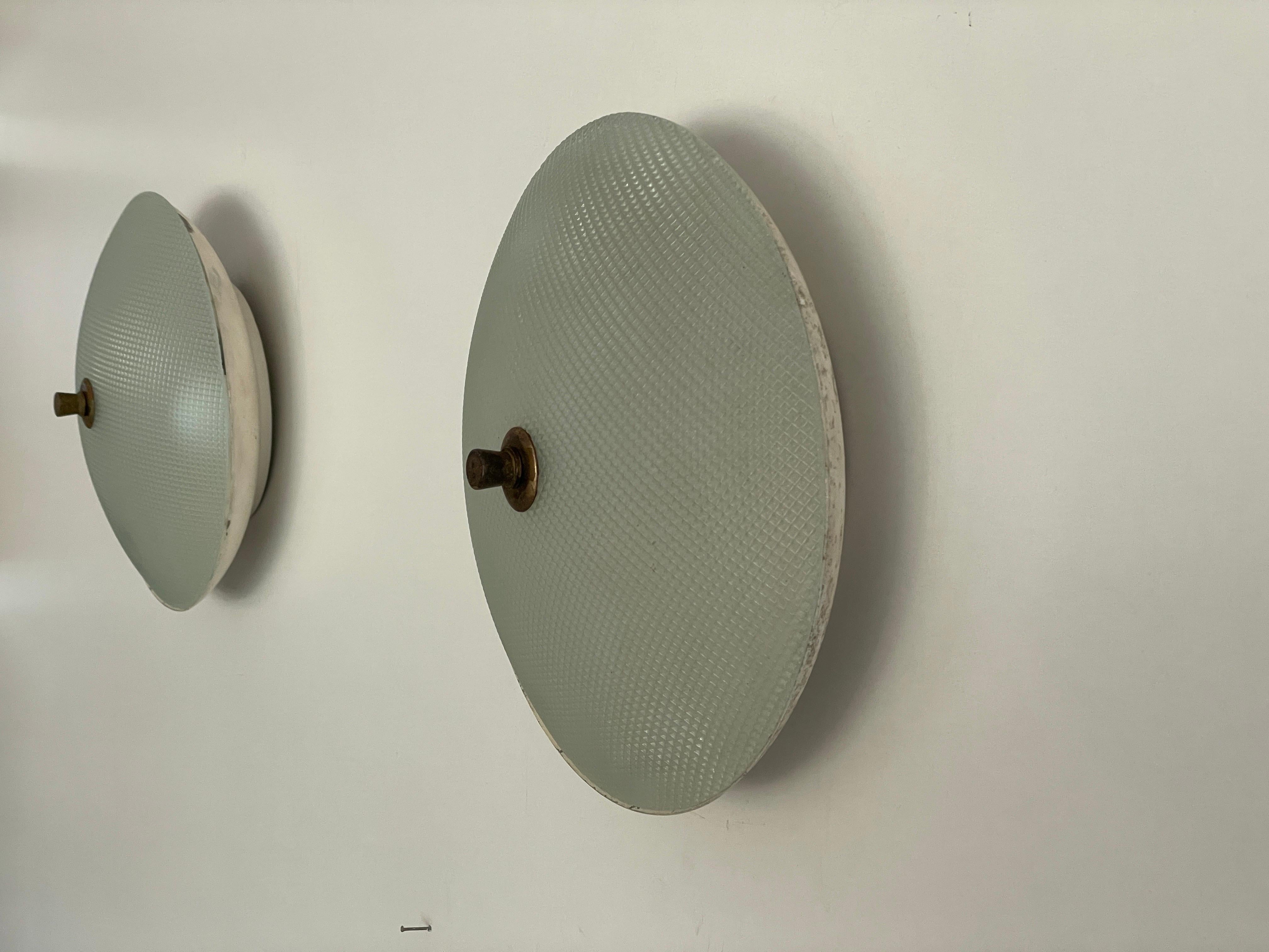 Paar Wandleuchter aus strukturiertem Glas und weißem Metall für Lumi, 1950er Jahre, Italien (Moderne der Mitte des Jahrhunderts) im Angebot