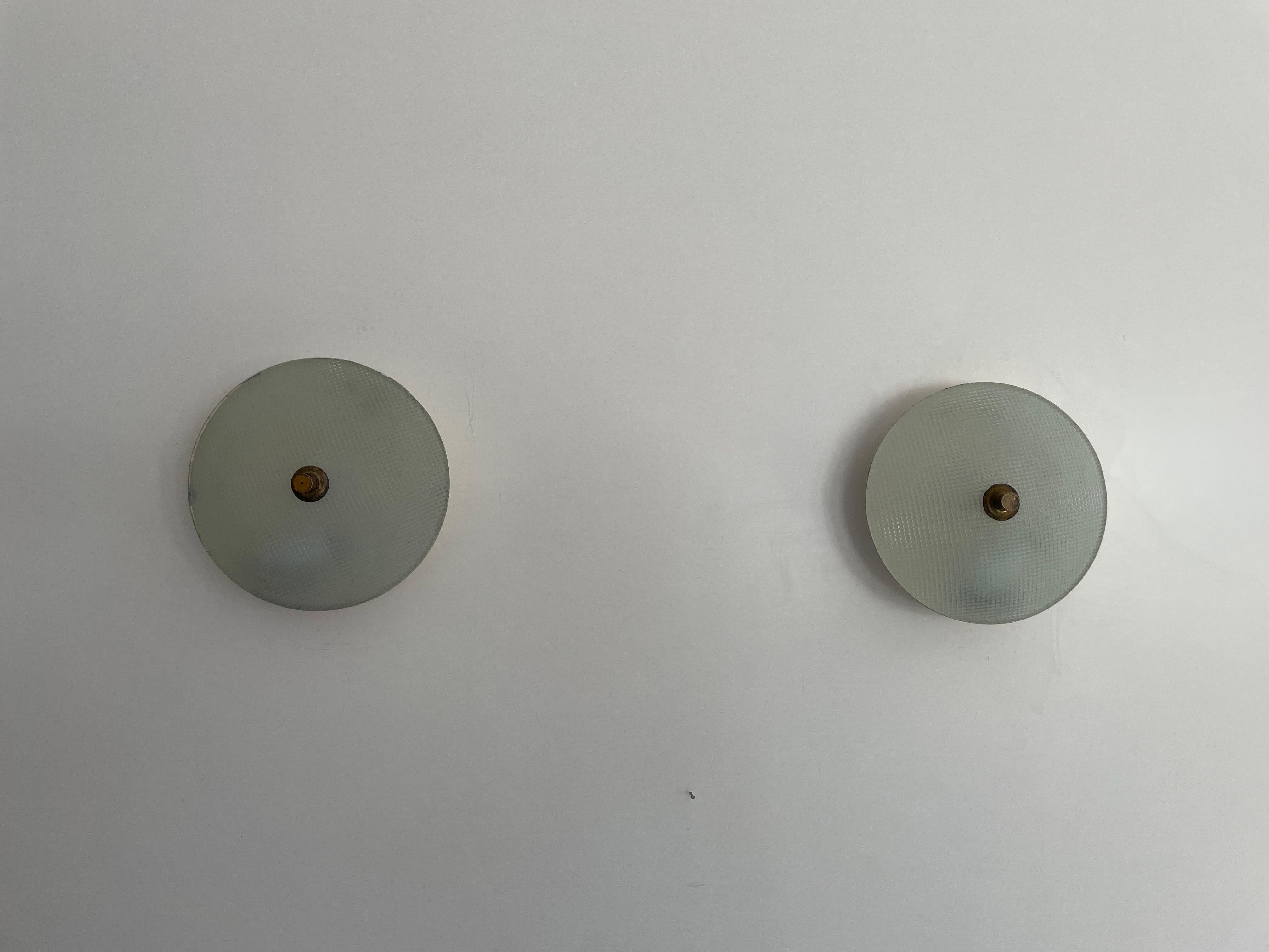 Paar Wandleuchter aus strukturiertem Glas und weißem Metall für Lumi, 1950er Jahre, Italien im Zustand „Gut“ im Angebot in Hagenbach, DE