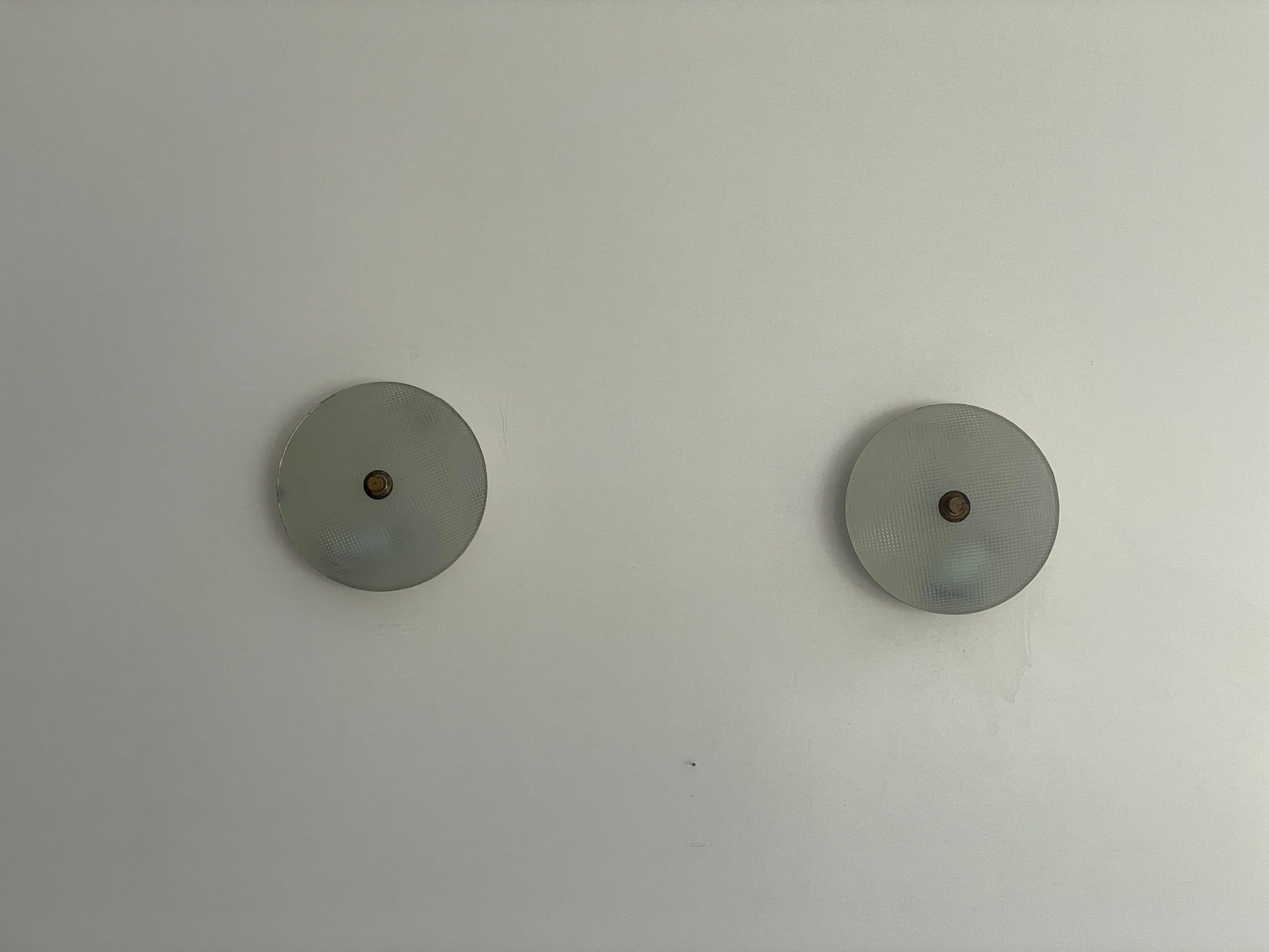 Paar Wandleuchter aus strukturiertem Glas und weißem Metall für Lumi, 1950er Jahre, Italien (Mitte des 20. Jahrhunderts) im Angebot