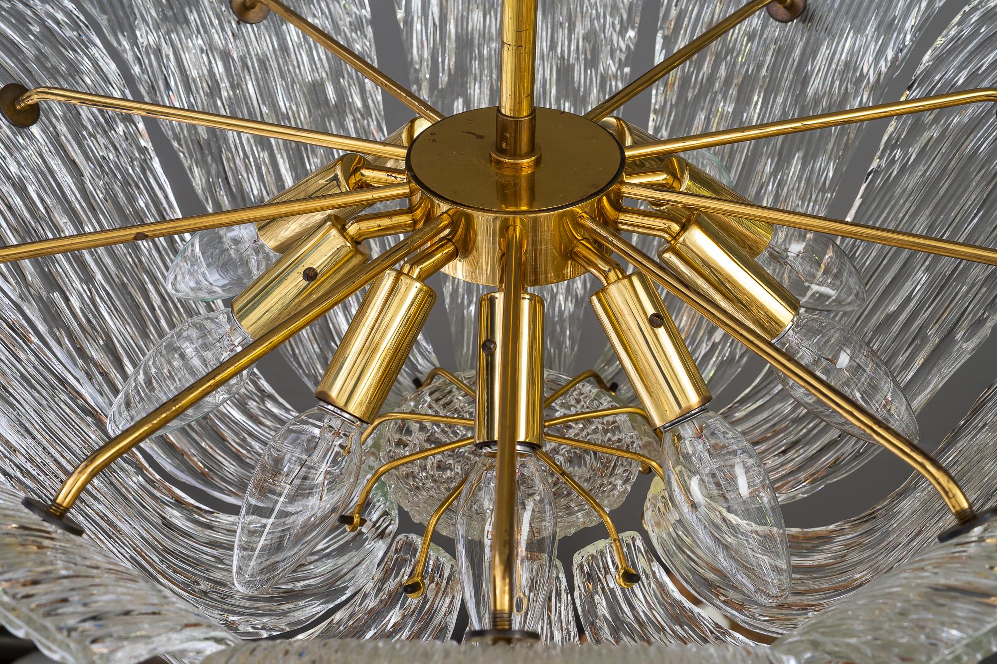 Autrichien Lustre en verre texturé de Kalmar, Vienne, vers 1950 en vente