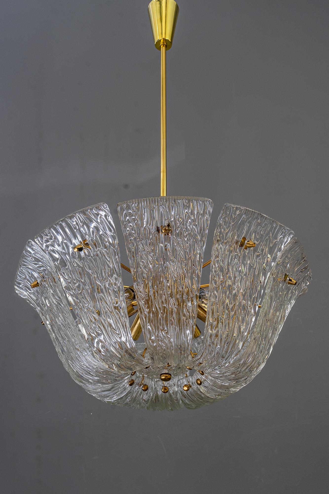 Milieu du XXe siècle Lustre en verre texturé de Kalmar, Vienne, vers 1950 en vente