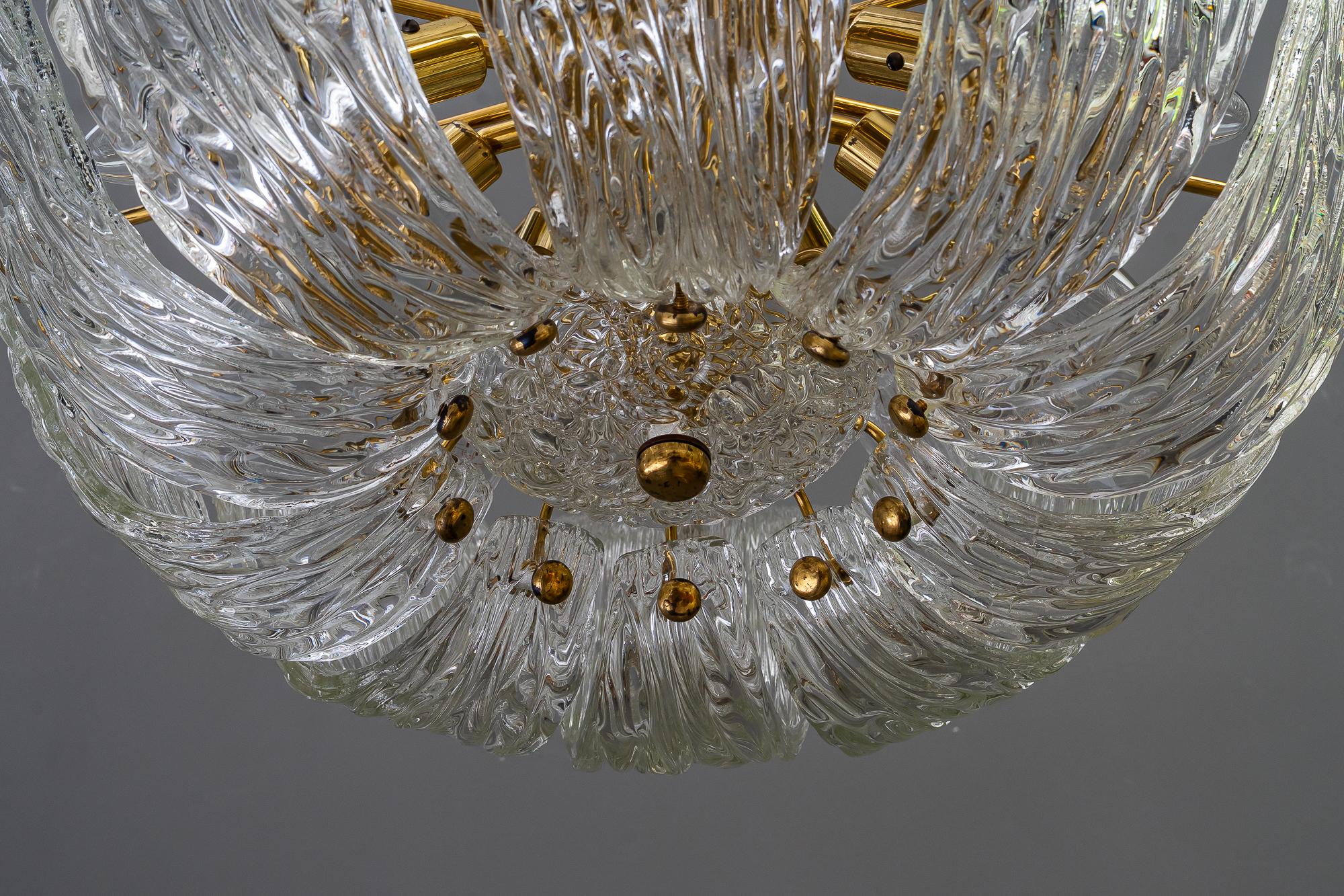 Laiton Lustre en verre texturé de Kalmar, Vienne, vers 1950 en vente