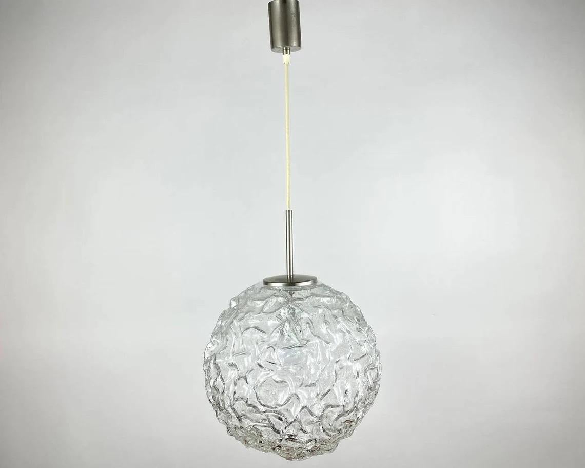 Vintage large spherical pendant chandelier in hand blown textured glass. Modern style chandelier.

Suspension lamp made of hand blown glass plafond with the effect of 