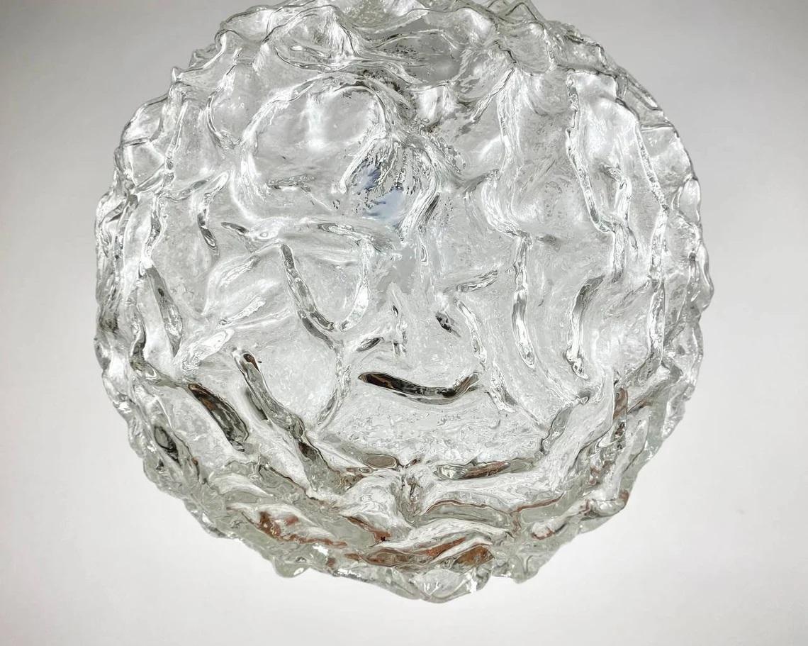 Kugelförmiger moderner Kronleuchter aus strukturiertem Glas mit Messingbeschlägen (Moderne) im Angebot