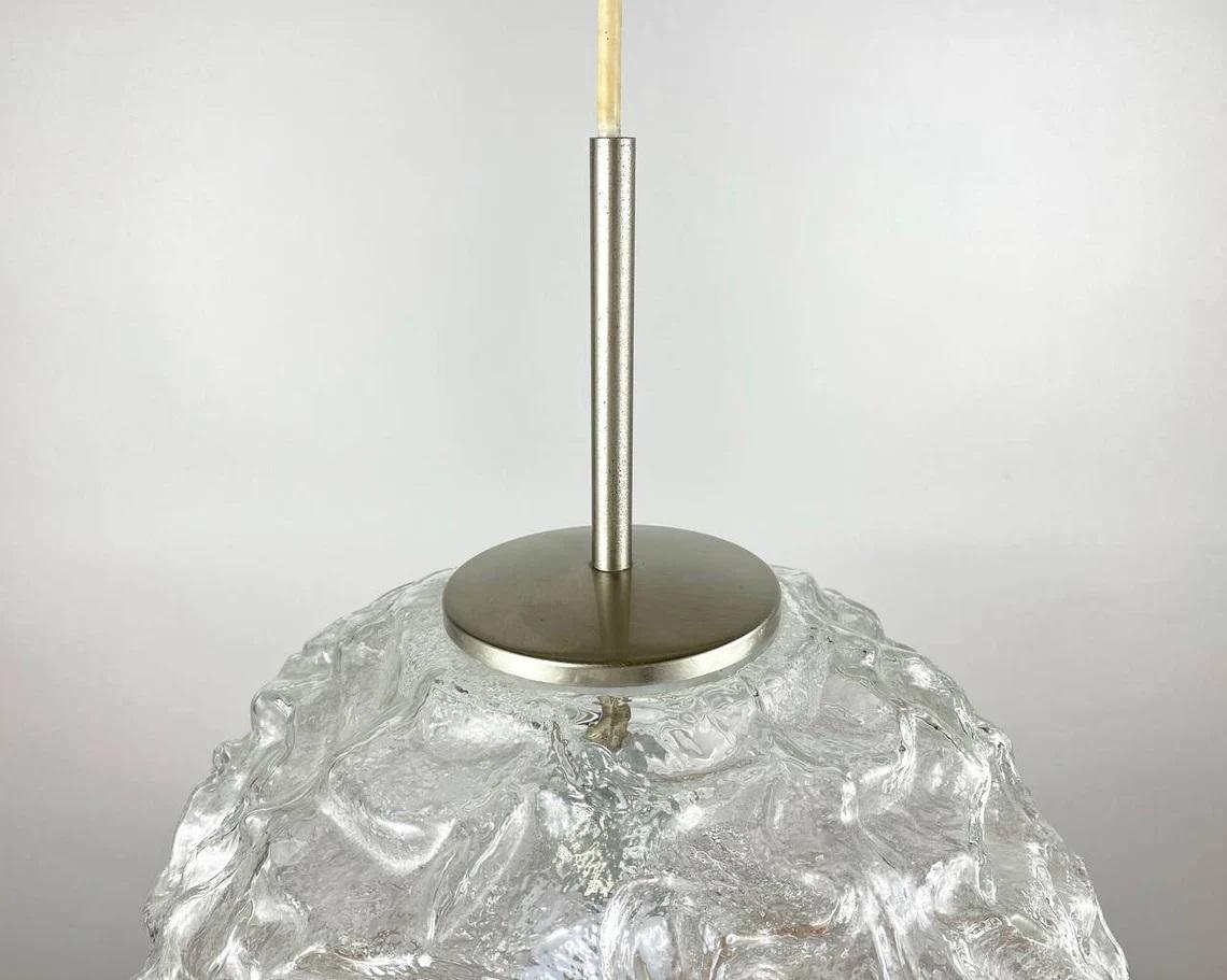 Kugelförmiger moderner Kronleuchter aus strukturiertem Glas mit Messingbeschlägen (Französisch) im Angebot