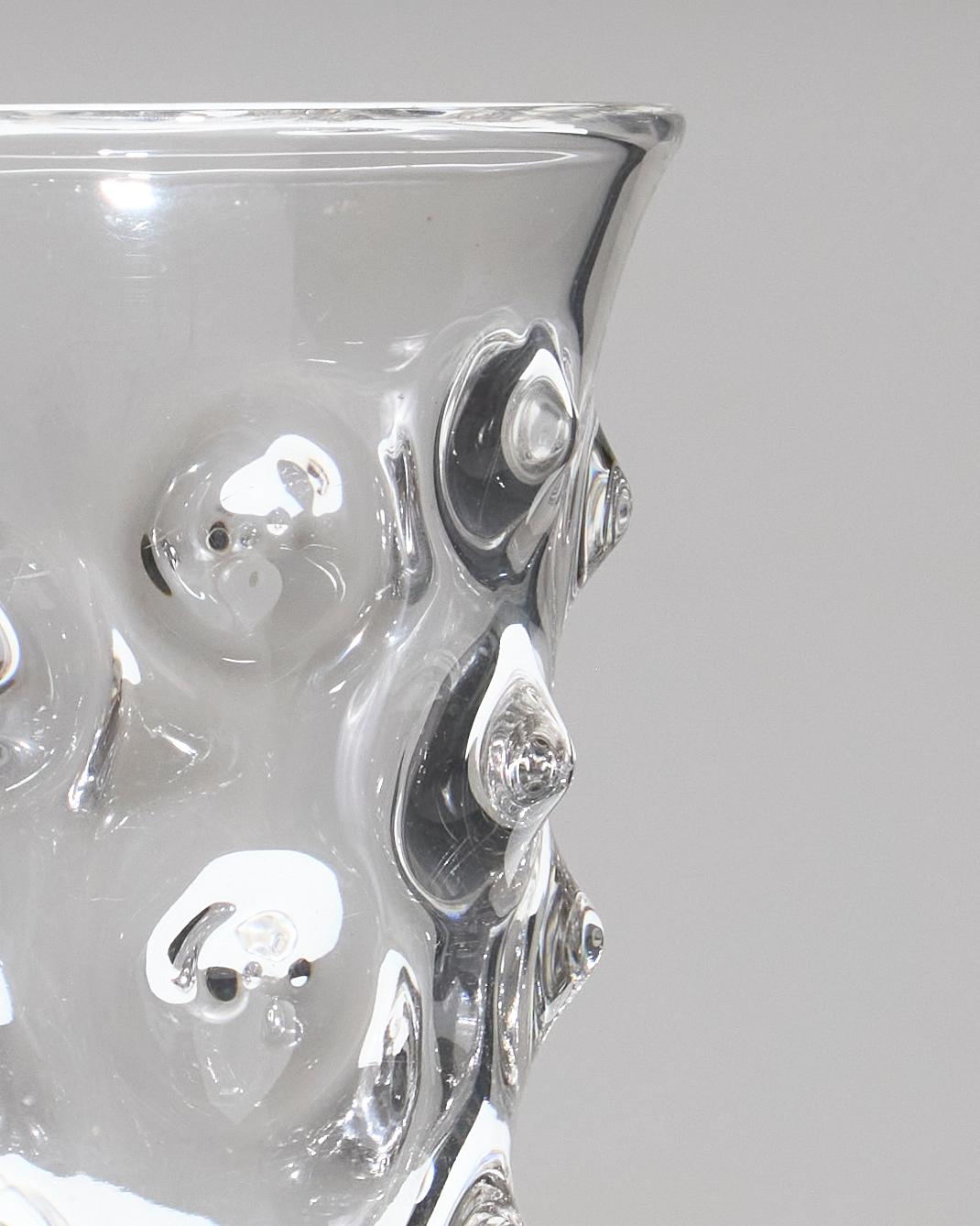 Rare vase en verre à décor de picots, au col élargi. Travail des années 1970, en superbe état.
