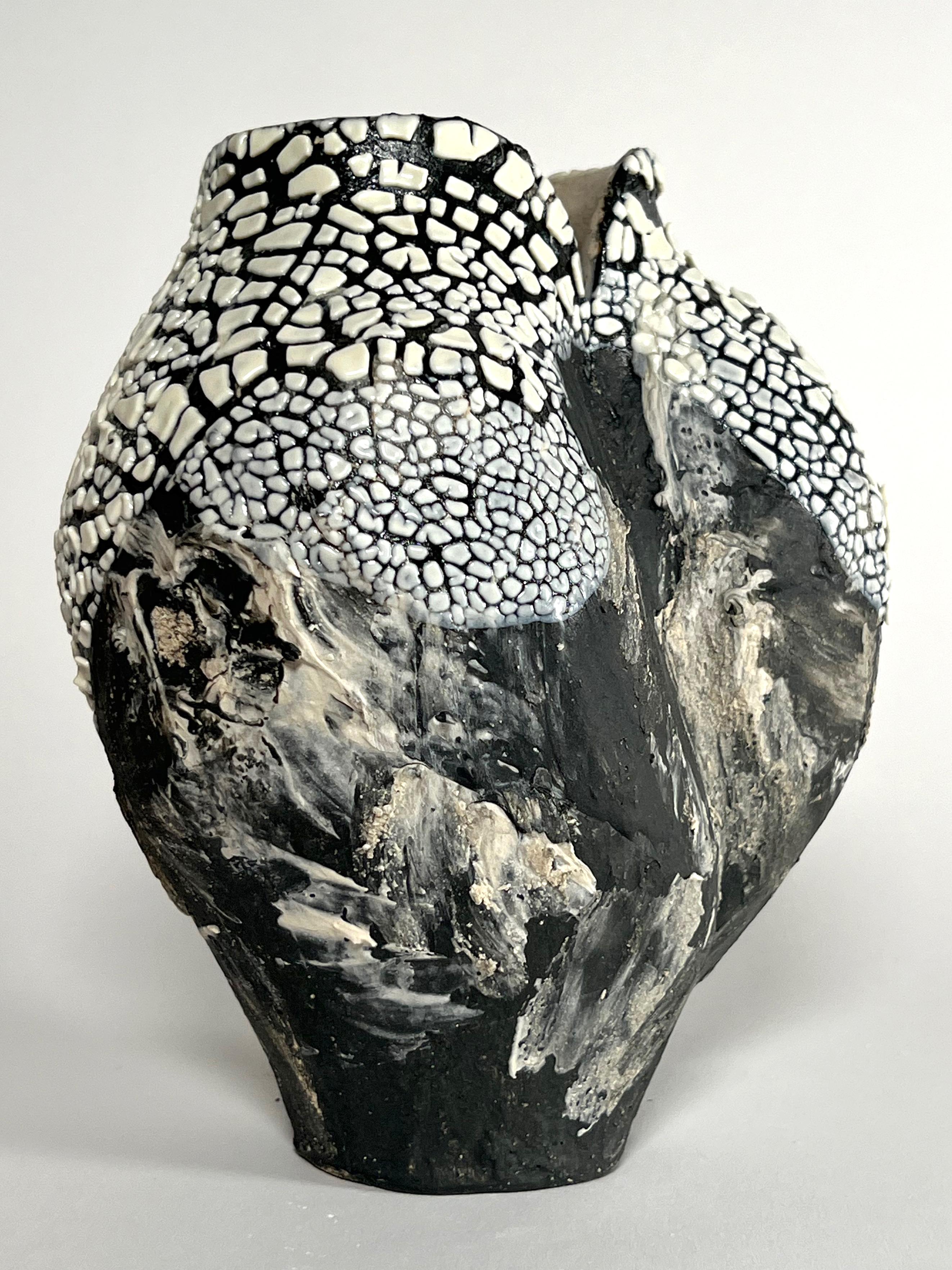 Organico moderno Vaso in ceramica nera con smalto testurizzato - Lost Quarry - Artigianato organico moderno in vendita
