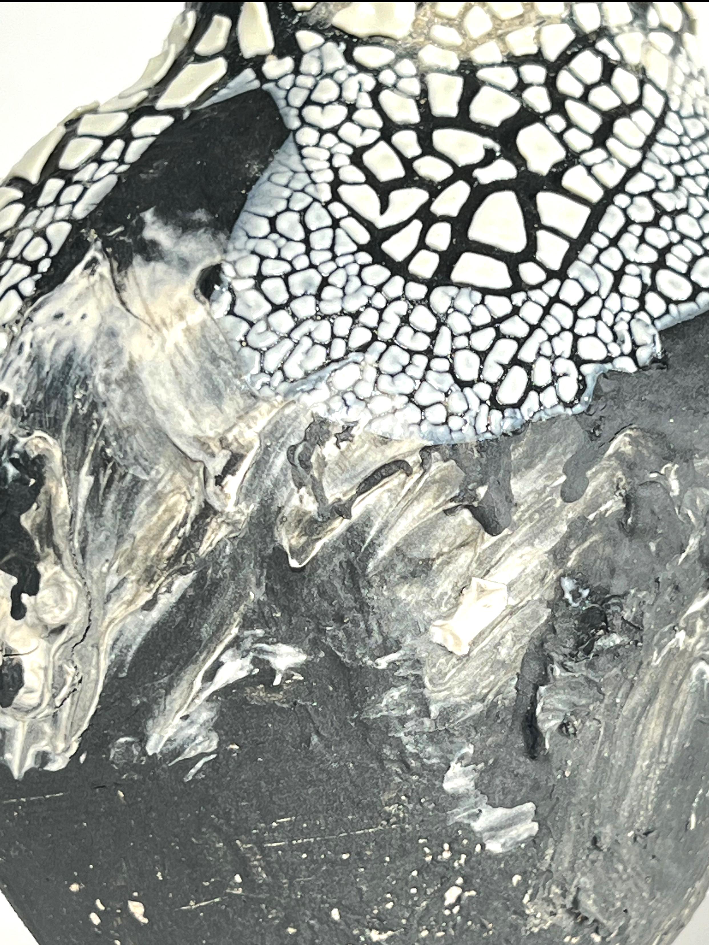 Americano Vaso in ceramica nera con smalto testurizzato - Lost Quarry - Artigianato organico moderno in vendita