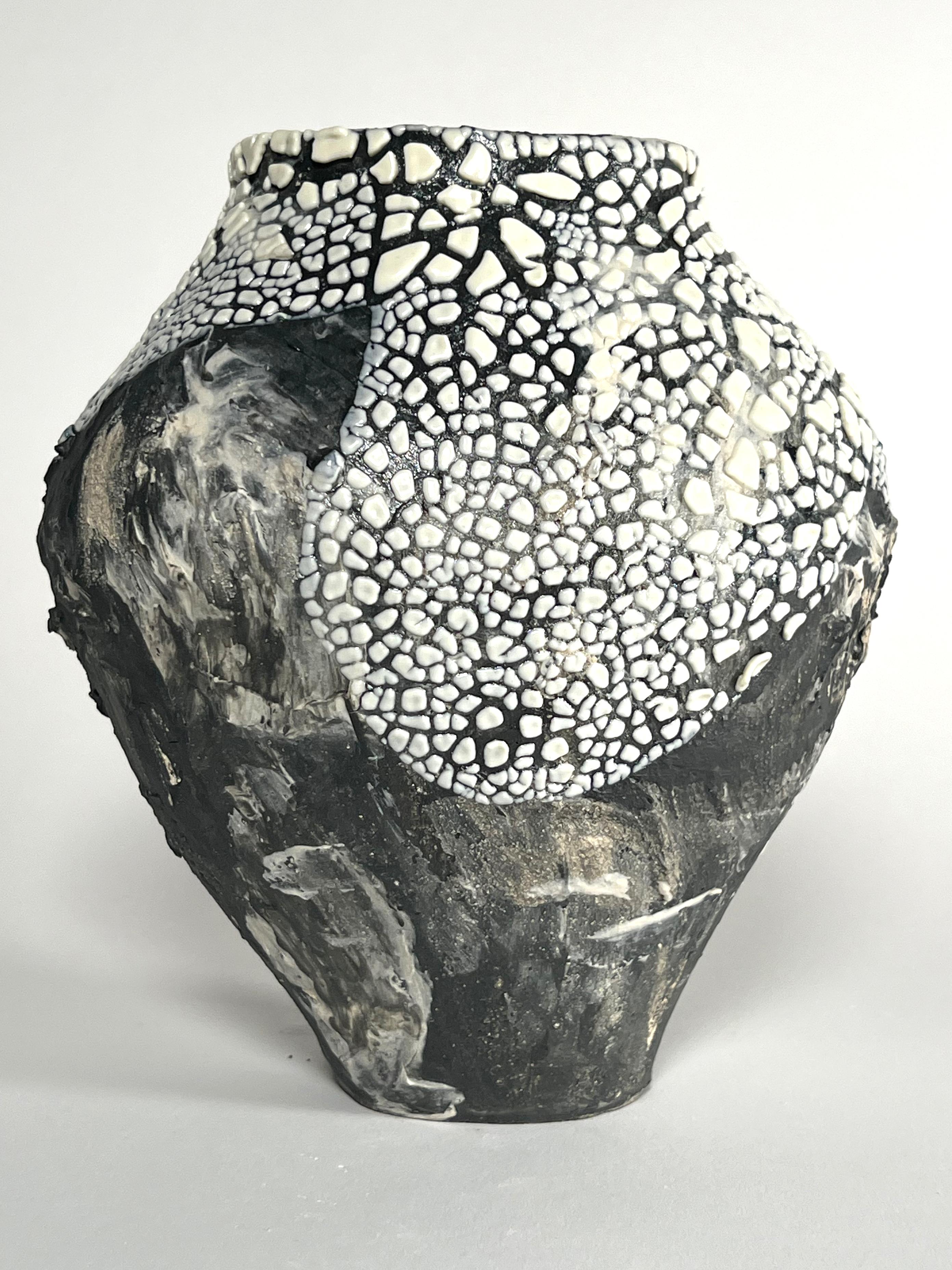Smaltato Vaso in ceramica nera con smalto testurizzato - Lost Quarry - Artigianato organico moderno in vendita