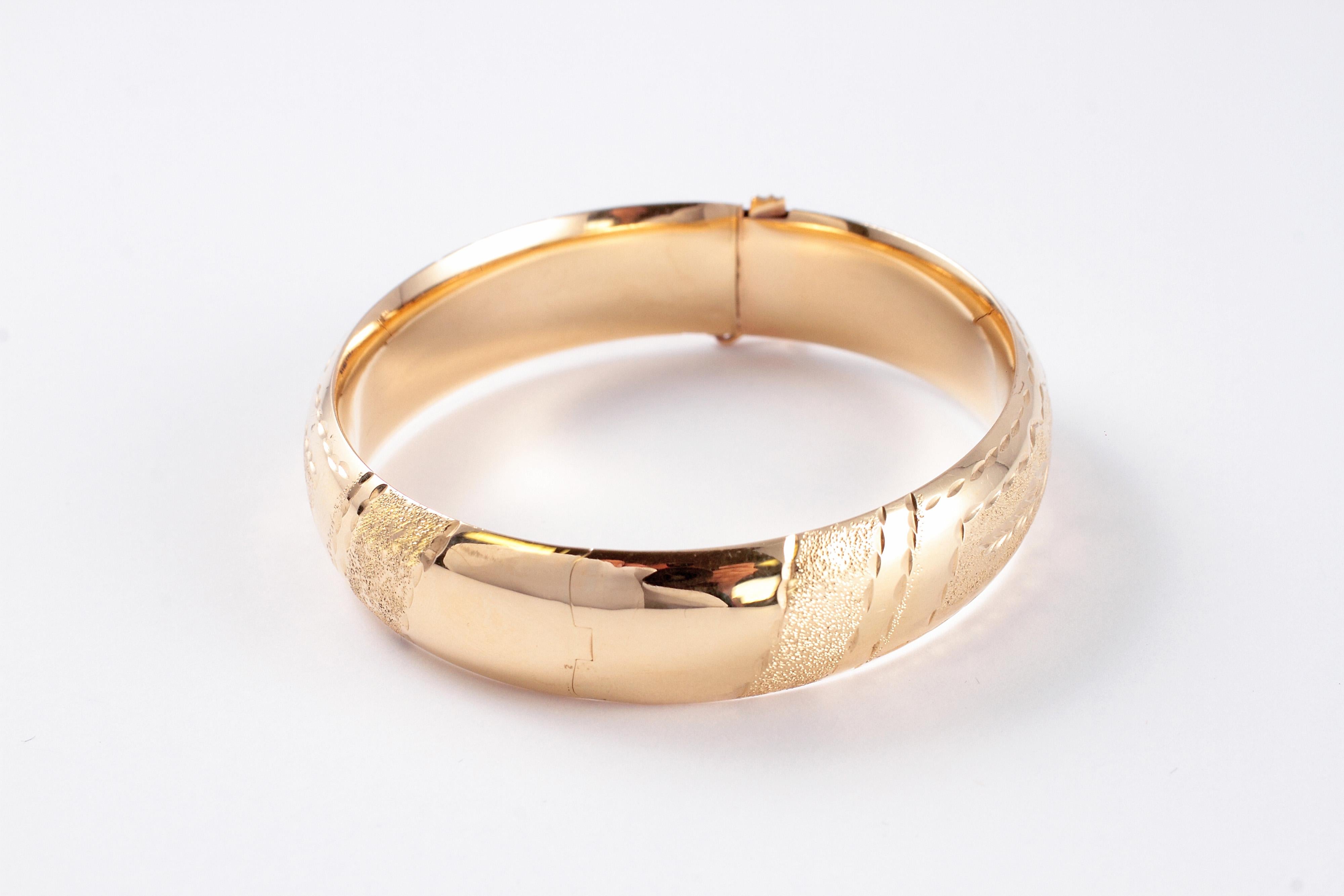 Textured Gold Bangle in 14 Karat Yellow Gold In Good Condition In Dallas, TX
