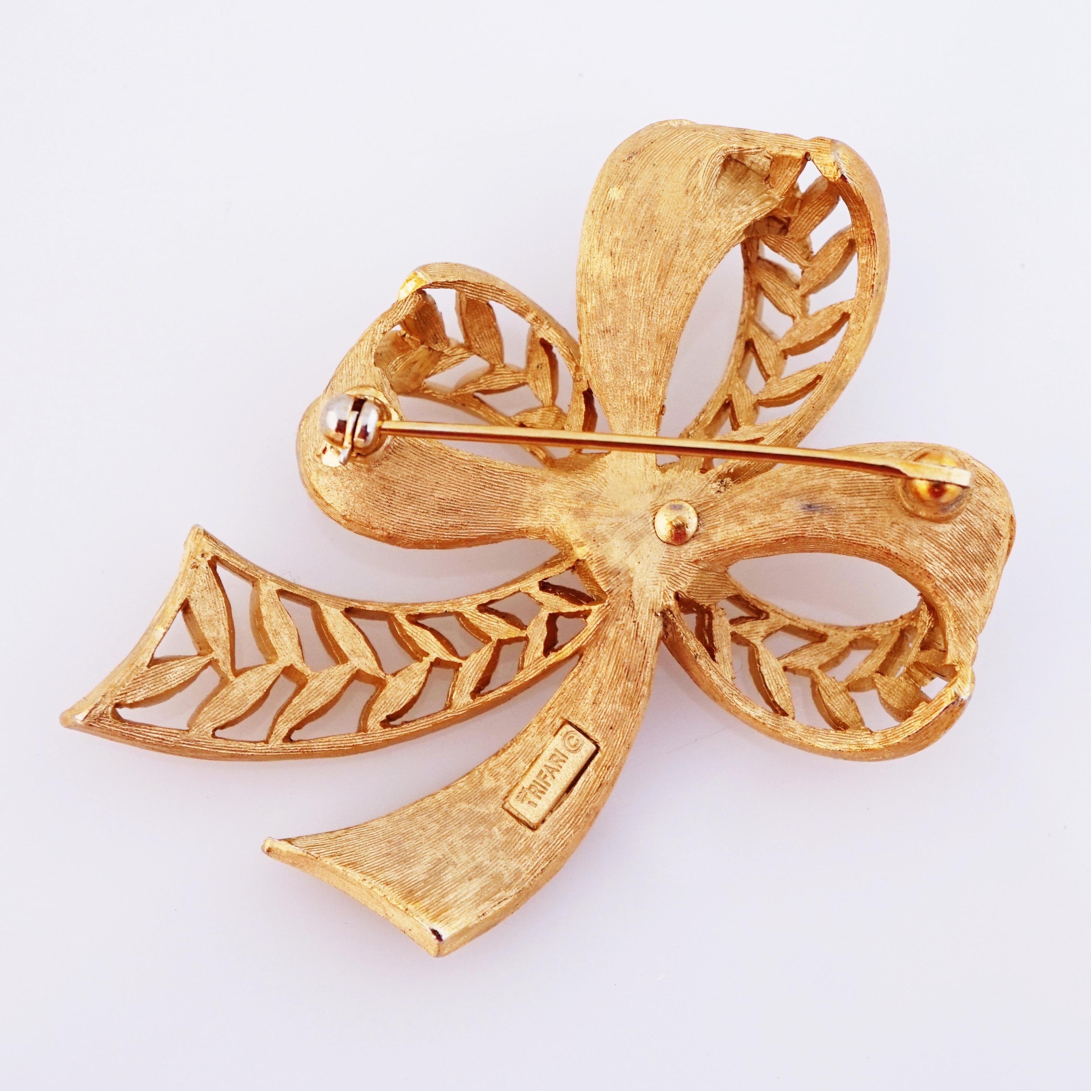 Textured Gold Bow Brooch With Openwork Detail By Crown Trifari, 1960s In Good Condition In McKinney, TX