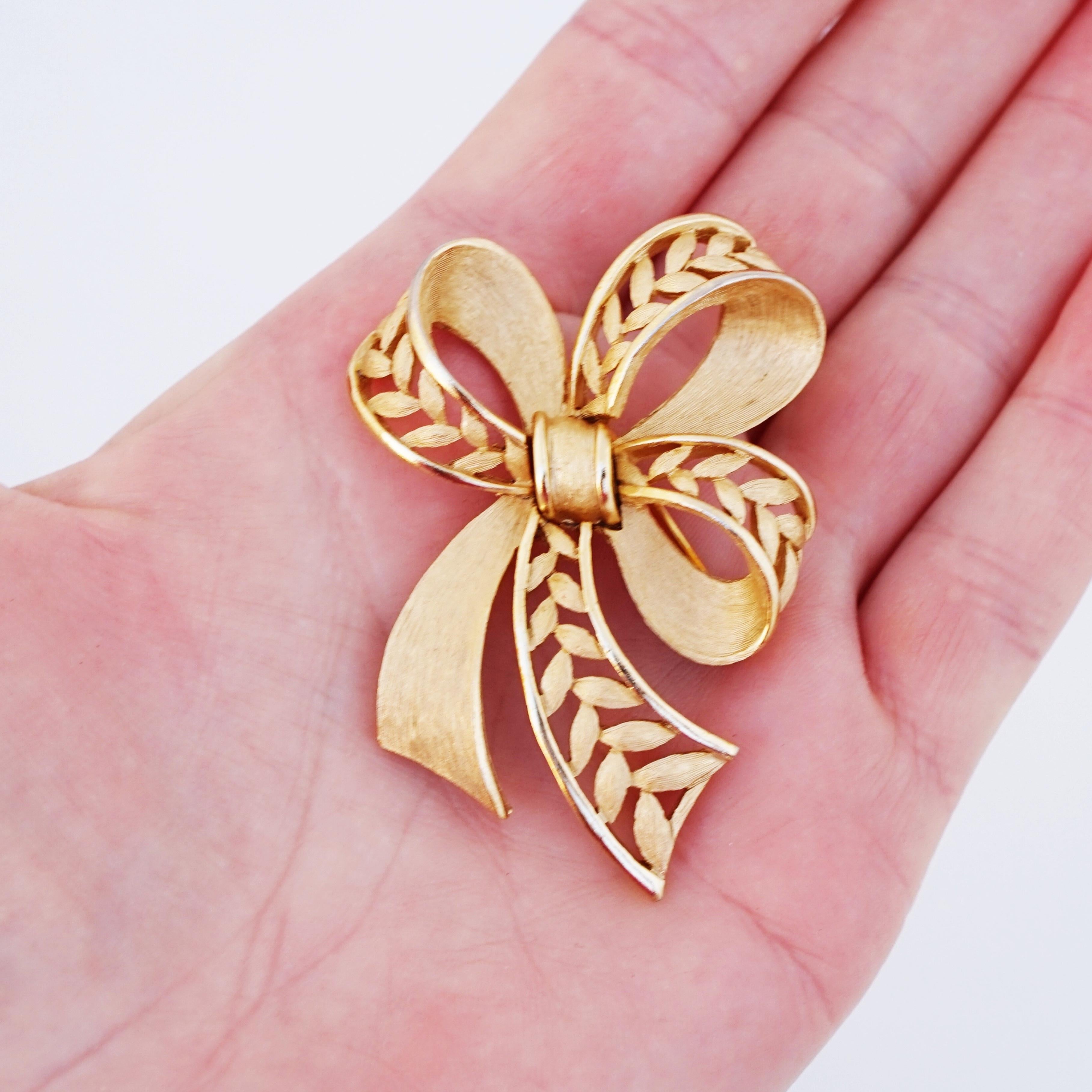 Textured Gold Bow Brooch With Openwork Detail By Crown Trifari, 1960s 1