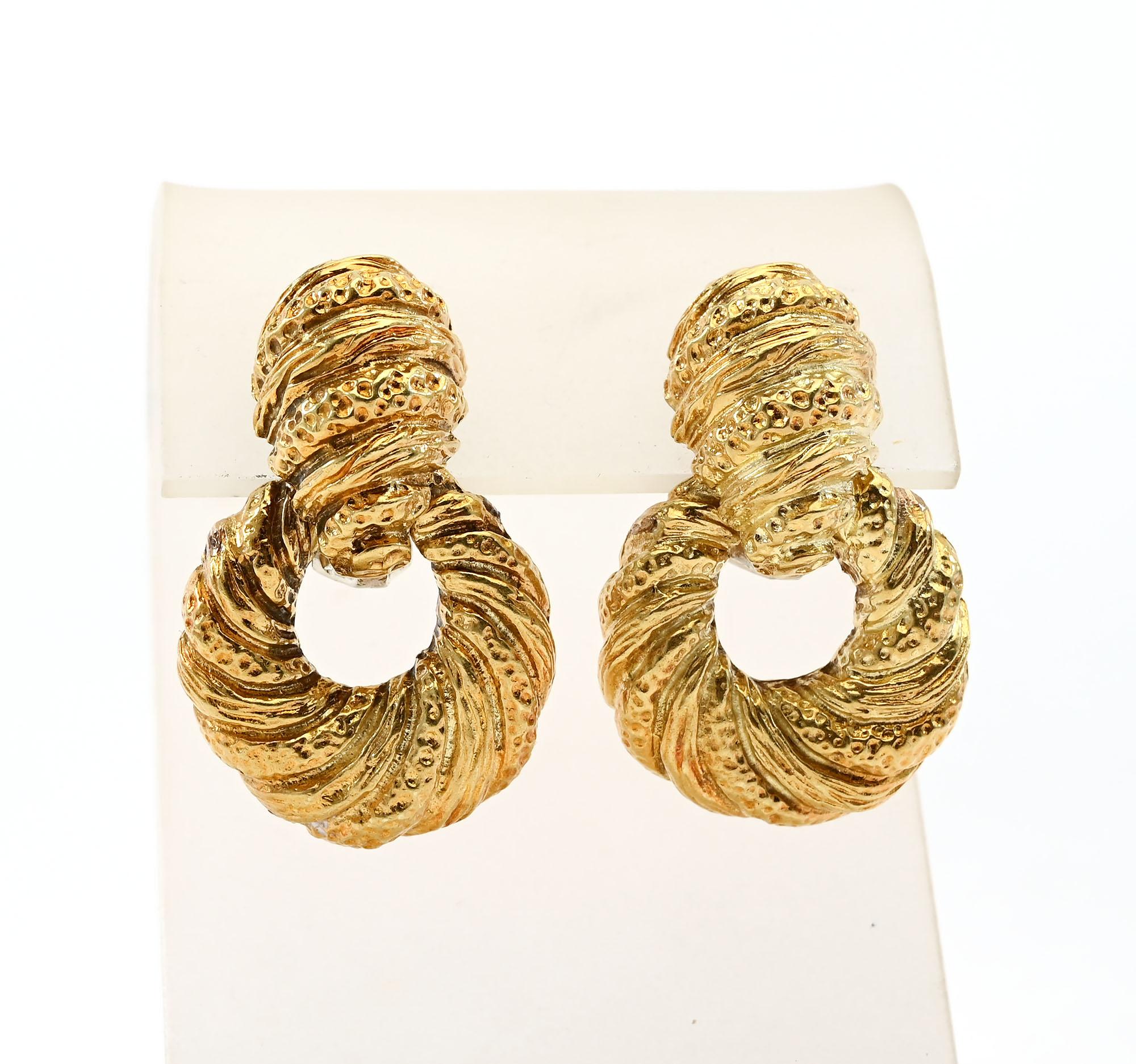 Ungewöhnliche Doorknocker-Ohrringe aus 18 Karat Gold mit gewirbeltem und strukturiertem Muster. Diagonale Reihen von Wirbeln wechseln sich mit einer kieseligen Struktur ab. Clip-Rückwände können in Pfosten umgewandelt werden. Die Maße sind 1 1/2
