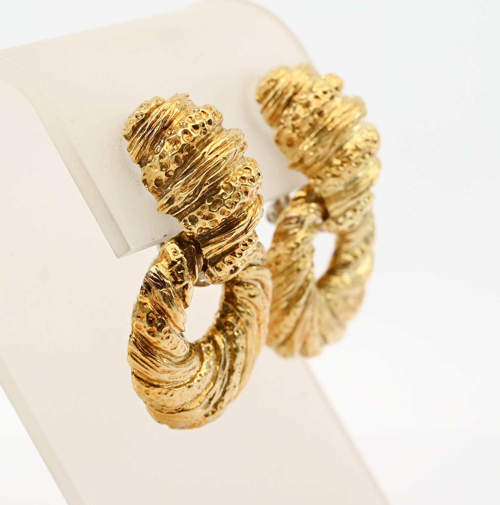 Texturierte Gold-Türklopfer-Ohrringe (Moderne) im Angebot