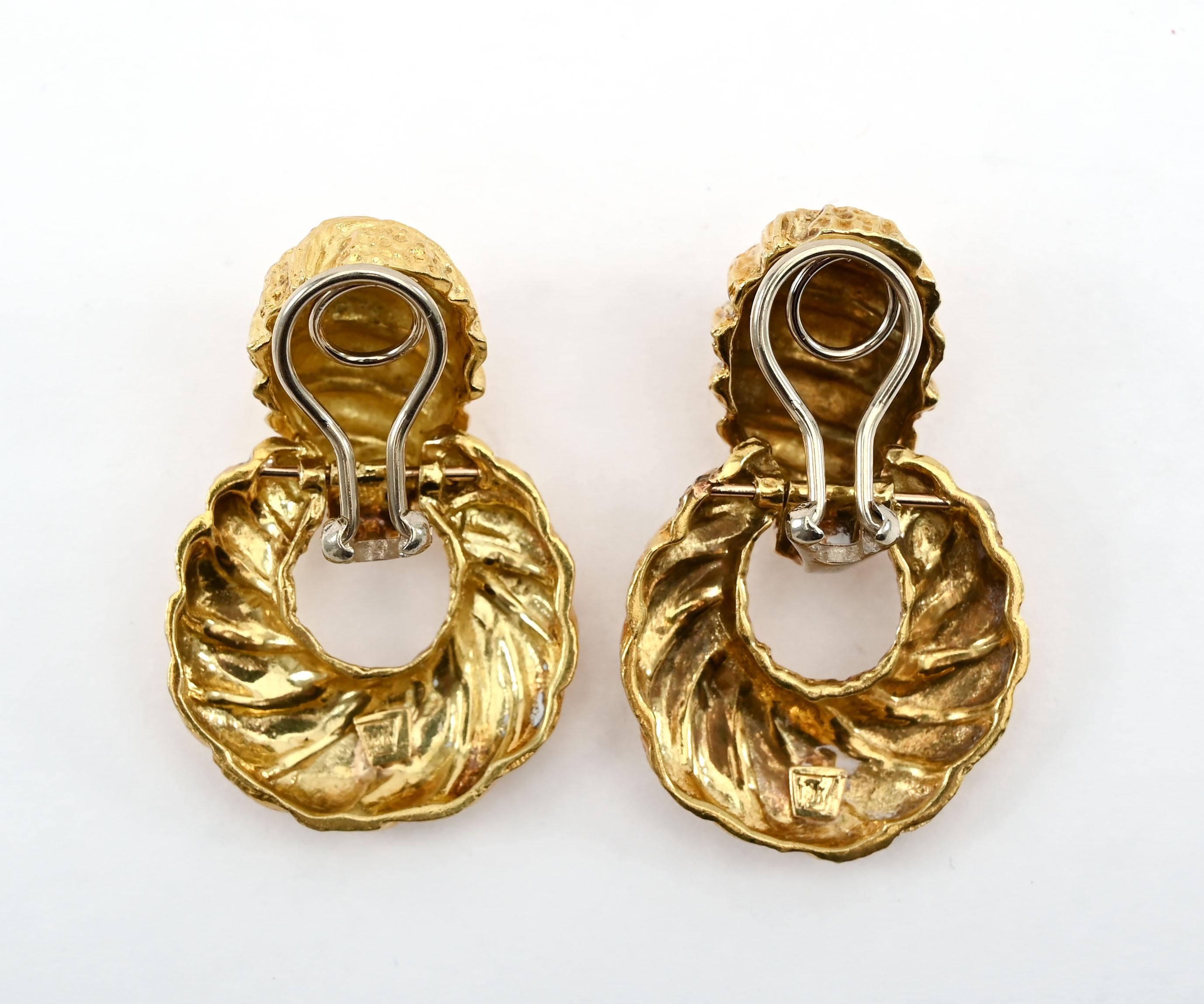 Texturierte Gold-Türklopfer-Ohrringe im Angebot 1