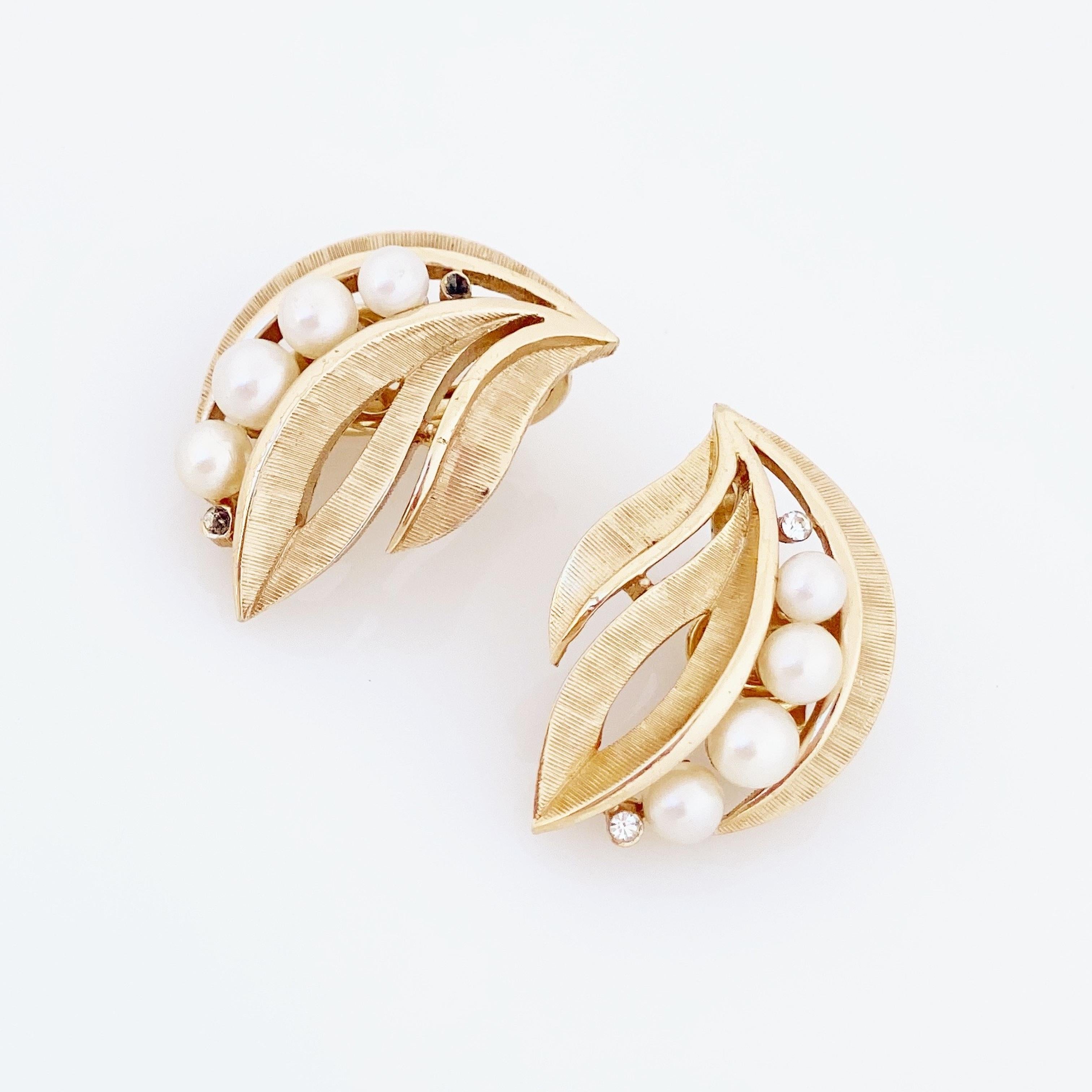 Texturierte Blattgold-Ohrringe mit Perlenakzenten von Crown Trifari, 1960er Jahre (Moderne) im Angebot