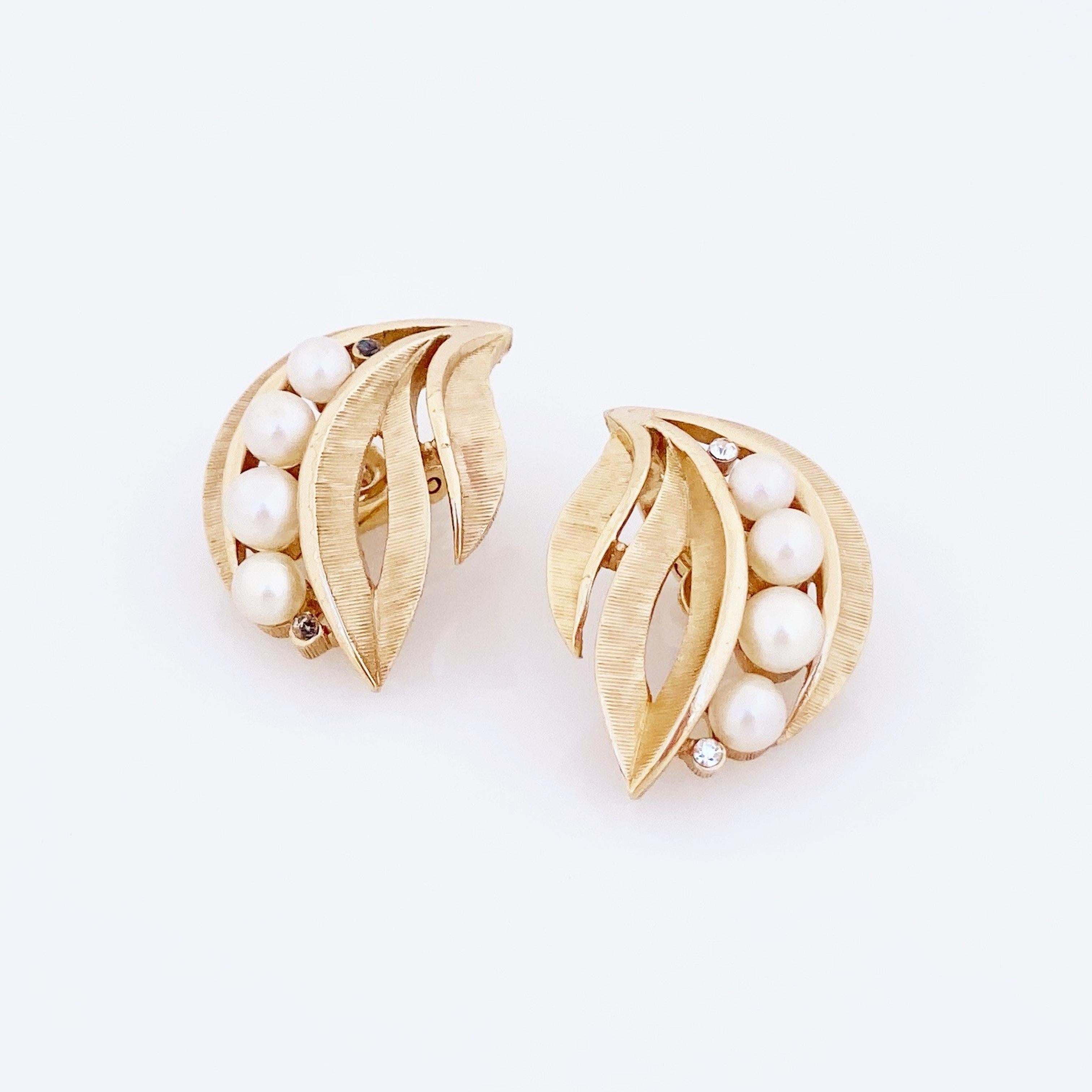 Texturierte Blattgold-Ohrringe mit Perlenakzenten von Crown Trifari, 1960er Jahre im Zustand „Gut“ im Angebot in McKinney, TX