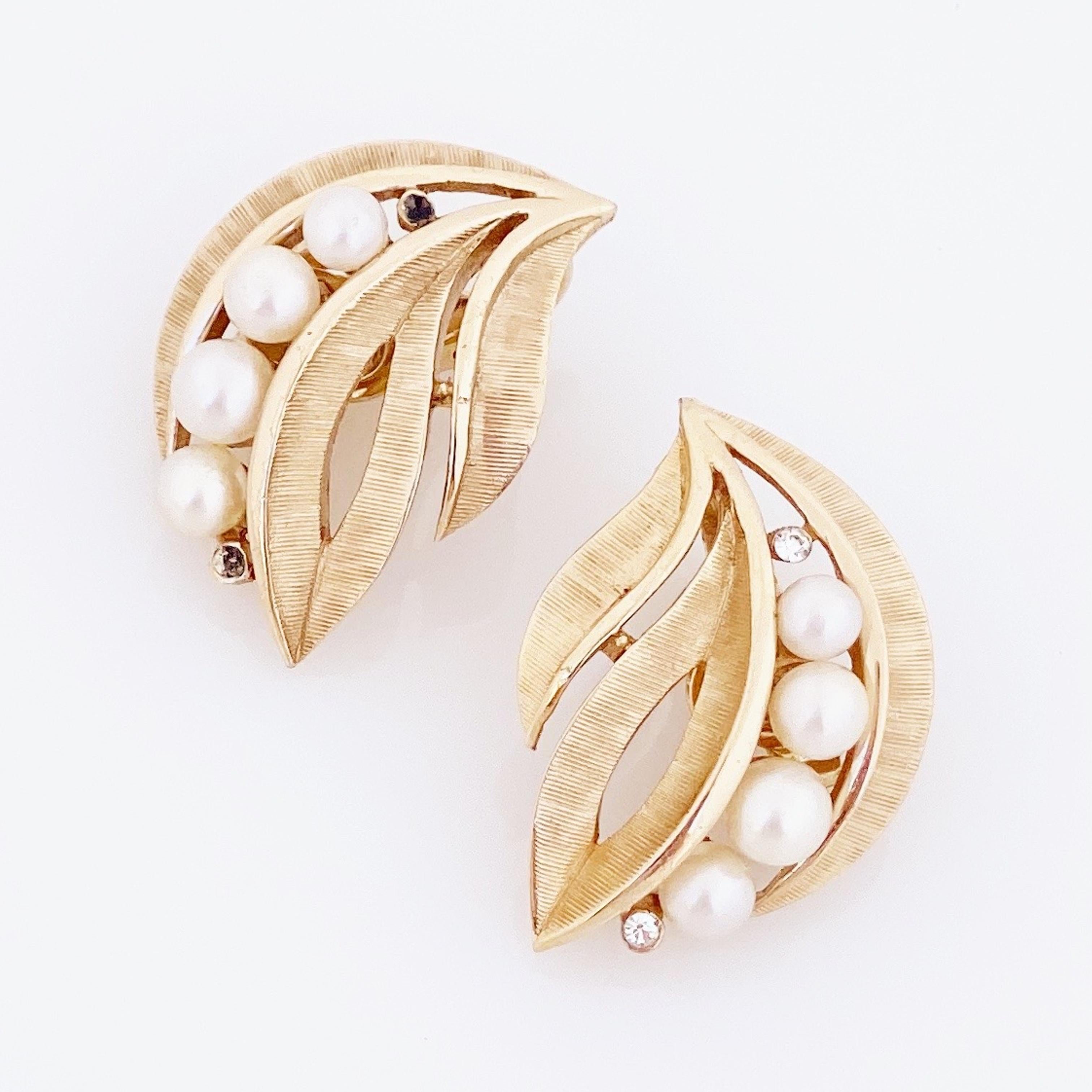 Texturierte Blattgold-Ohrringe mit Perlenakzenten von Crown Trifari, 1960er Jahre Damen im Angebot