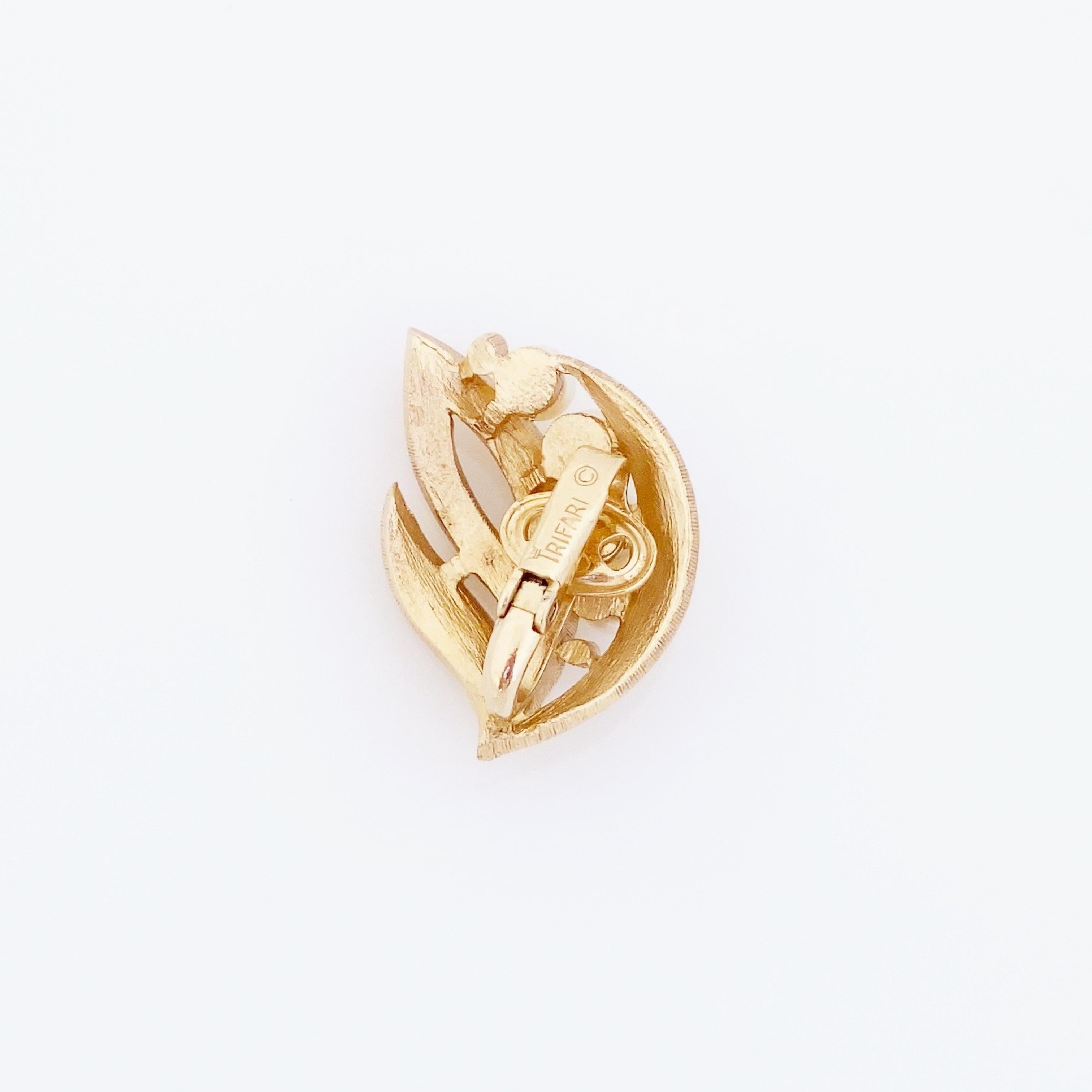 Texturierte Blattgold-Ohrringe mit Perlenakzenten von Crown Trifari, 1960er Jahre im Angebot 1